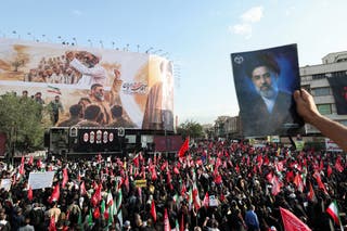 Ožalošćeni drži sliku iranskog vrhovnog vođe Mojtabe Khameneija dok se ljudi okupljaju u pogrebnoj povorci za pokojnog iranskog vrhovnog vođu ajatolaha Alija Khameneija