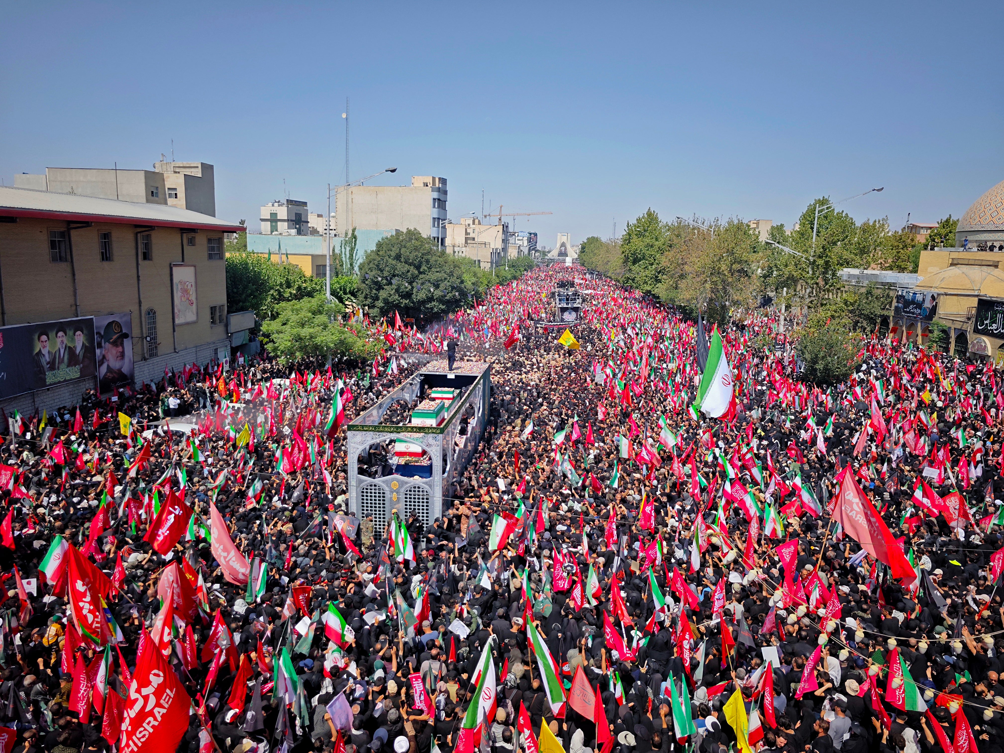 Ožalošćeni se okupljaju kako bi odali posljednju počast ubijenom iranskom vrhovnom vođi ajatolahu Ali Khameneiju tijekom trećeg dana njegove pogrebne ceremonije 6. srpnja