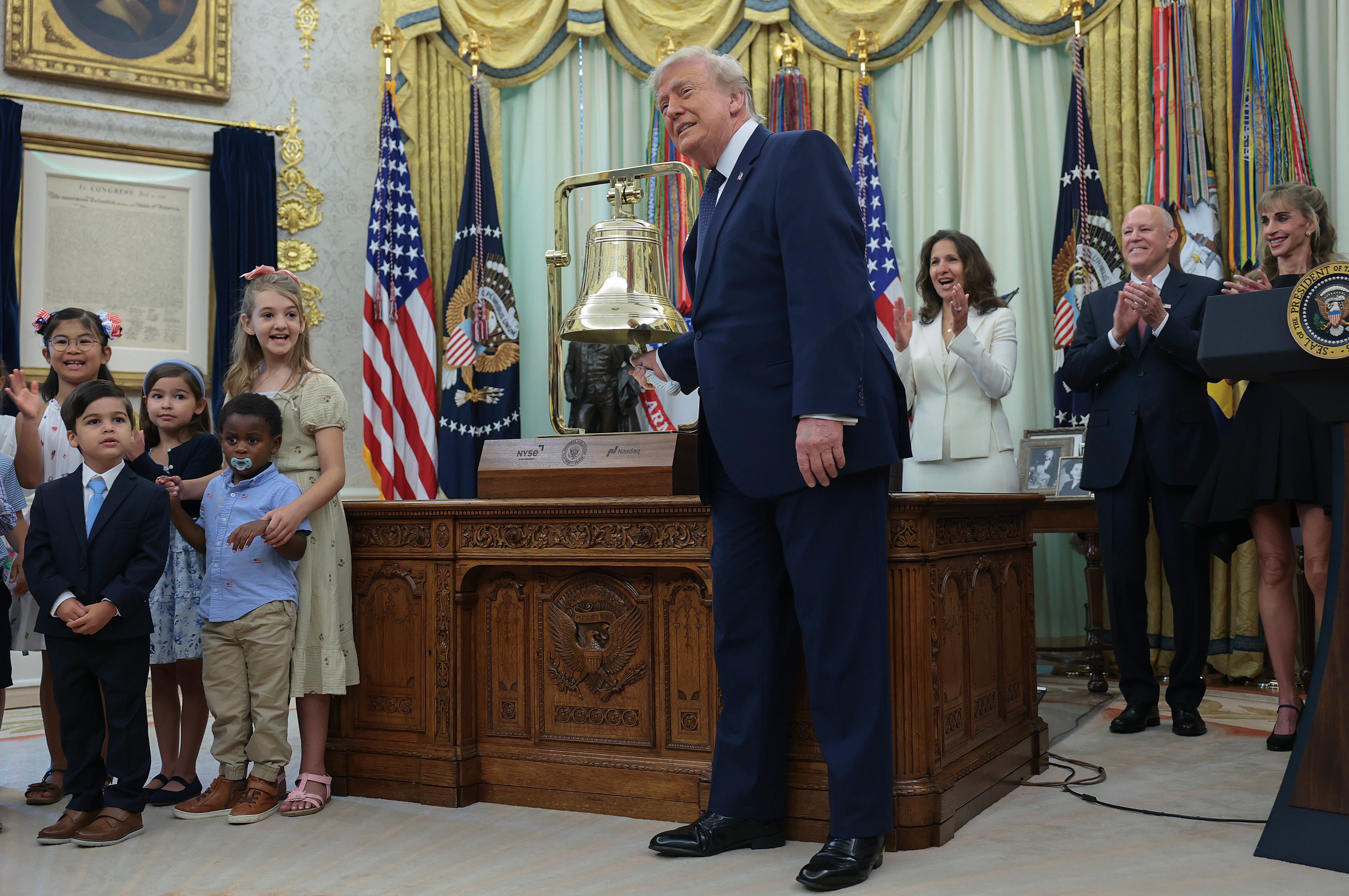 Sva američka djeca rođena nakon 1. siječnja 2025. s važećim brojevima socijalnog osiguranja kvalificirana su za Trumpove račune, koji će od savezne vlade dobiti jednokratni početni poticaj od 1000 dolara.