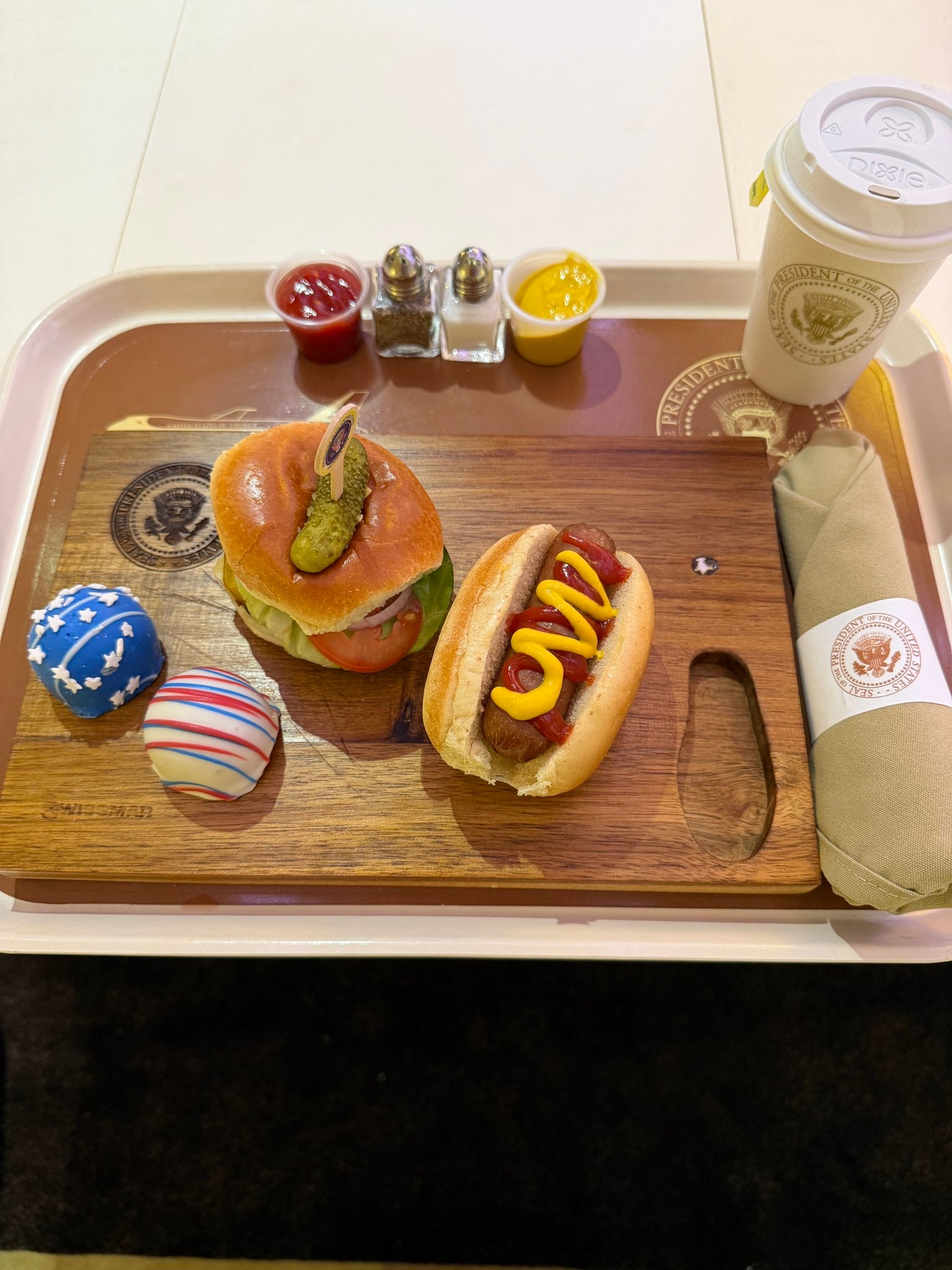 A ‘patriotic’ repast served aboard President Donald Trump’s Air Force One has nan net successful stitches for its comically petite proportions