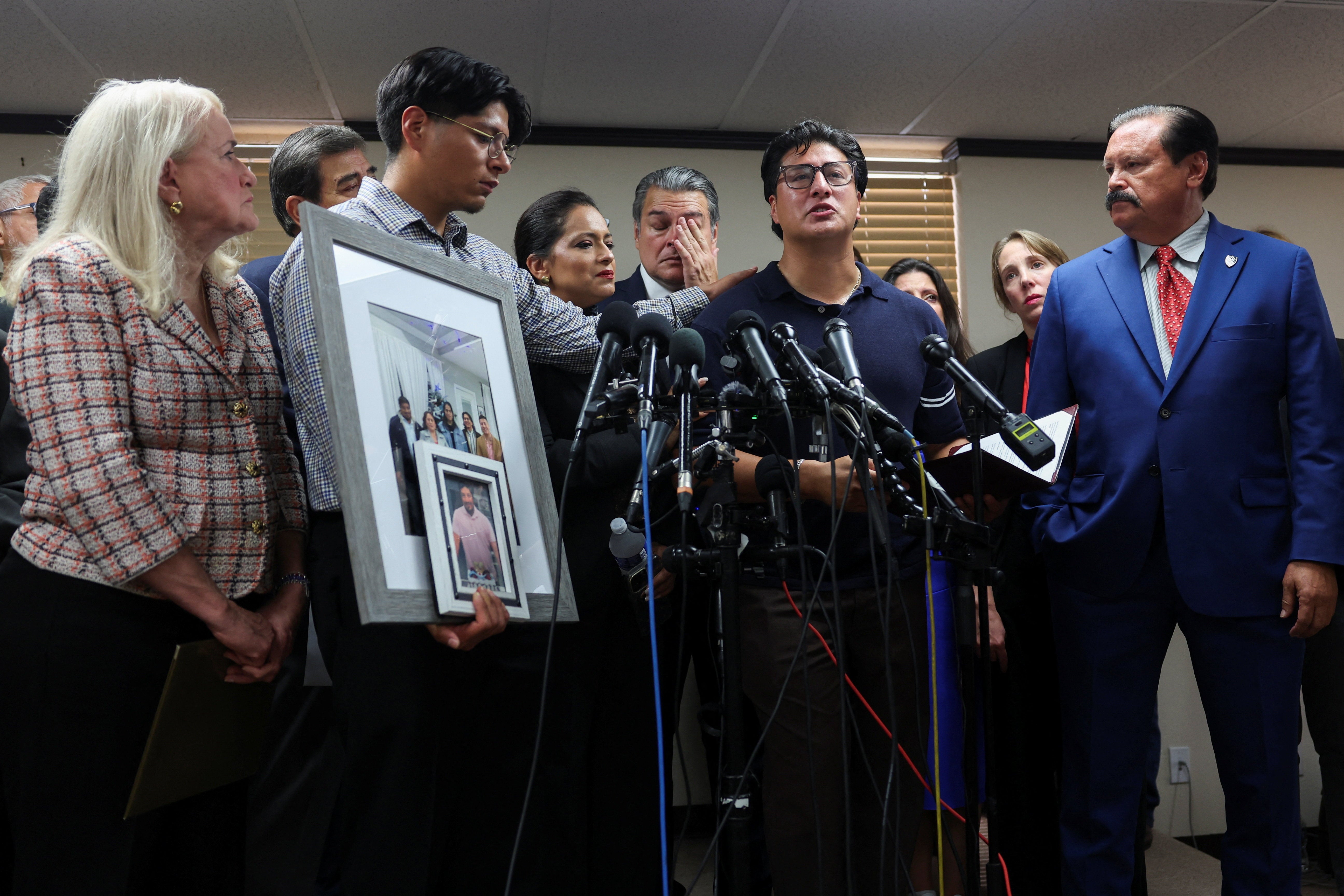 Salgado Araujo’s family is demanding investigations into ICE’s strategies while trying to retrieve nan father’s assemblage from authorities