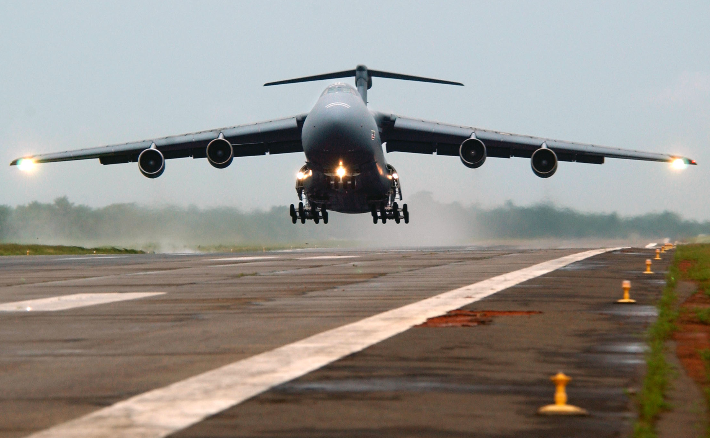 The C-5M Super Galaxy is equipped pinch 4 engines, 28 wheels and 5 sets of landing gear