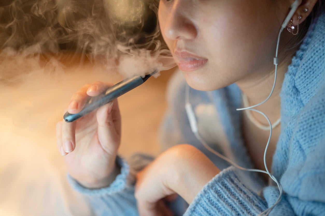 Nicotine e-cigarettes more effective for quitting smoking, review finds