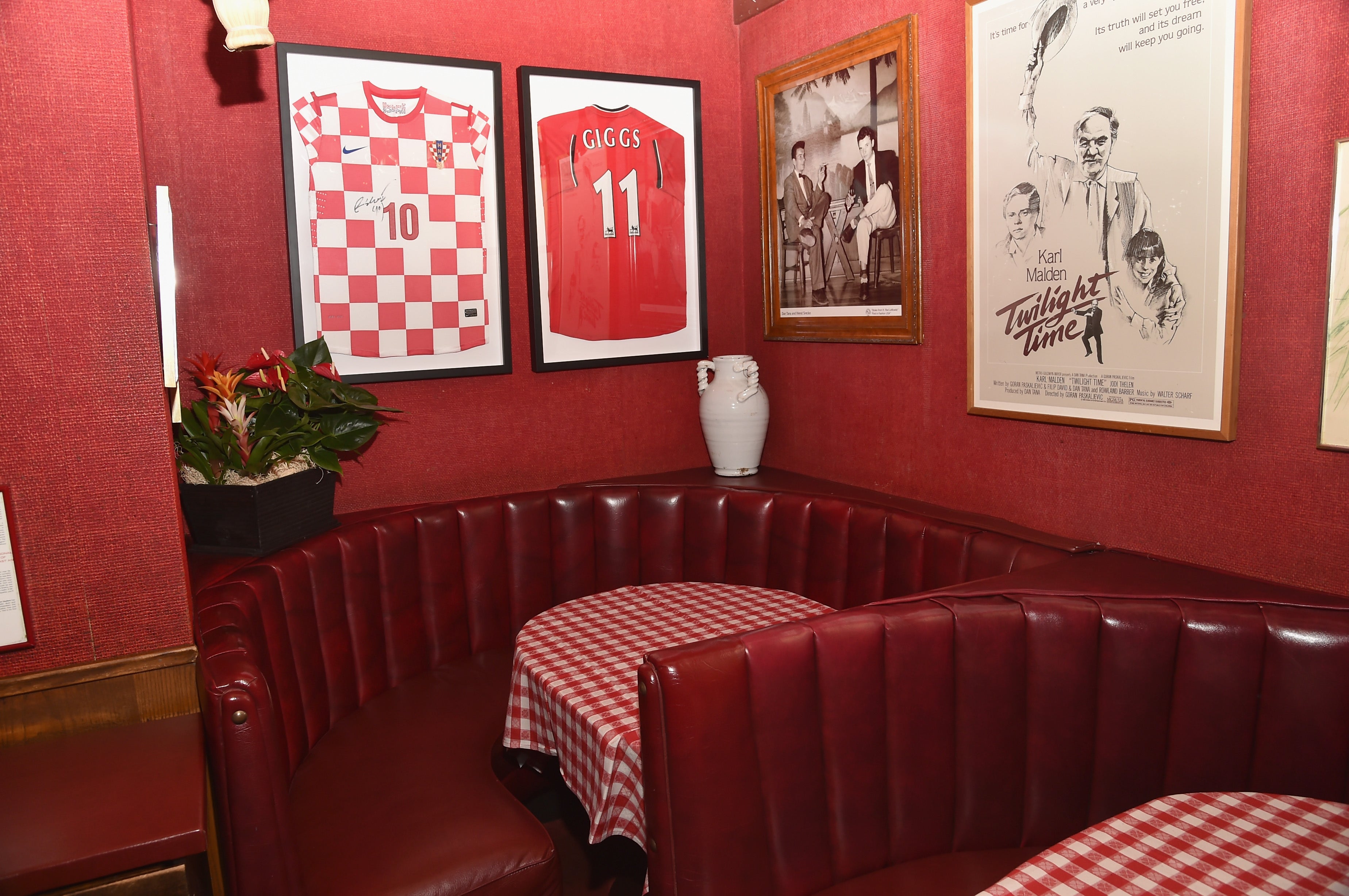 Although attracting a celebrity crowd was never Tana's intention, the restaurant's timeless red-checkered tablecloths and homey atmosphere have attracted generations of high-profile regulars.