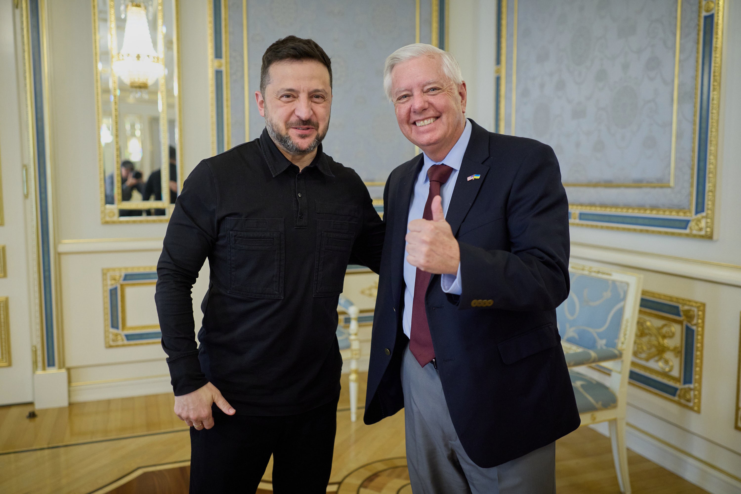 Graham je uglavnom nedavno bio u Ukrajini i sastao se s ukrajinskim predsjednikom Volodimirom Zelenskim dok je tražio usvajanje zakona za daljnje sankcioniranje Rusije zbog njezina rata protiv Ukrajine.