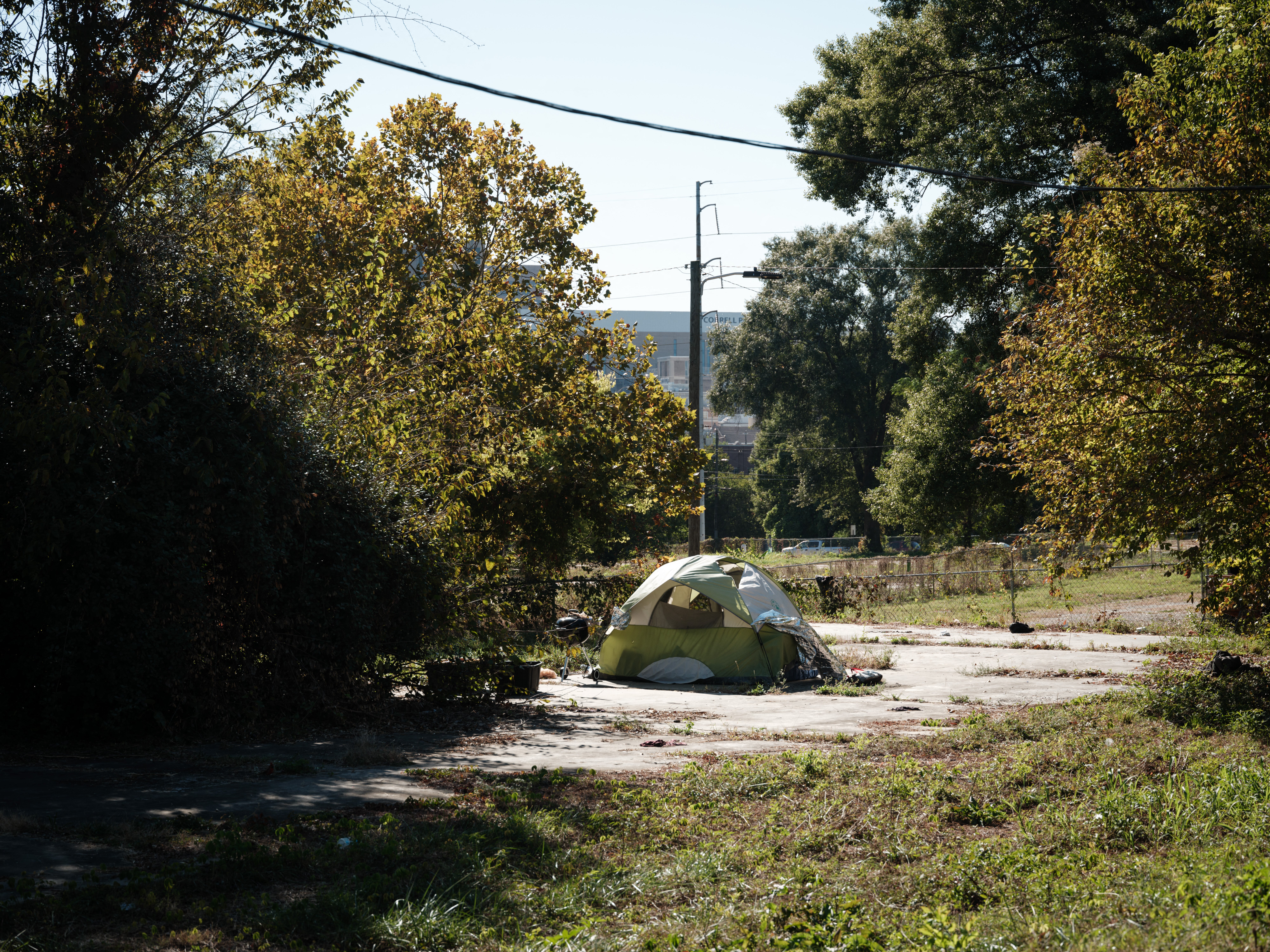 A shelter belonging to a  bum individual successful Atlanta, Georgia. City officials reportedly precocious seized and disposed of items, including medicine and recognition documents, belonging to  bum individuals congregating successful Freedom Park without giving them a warning