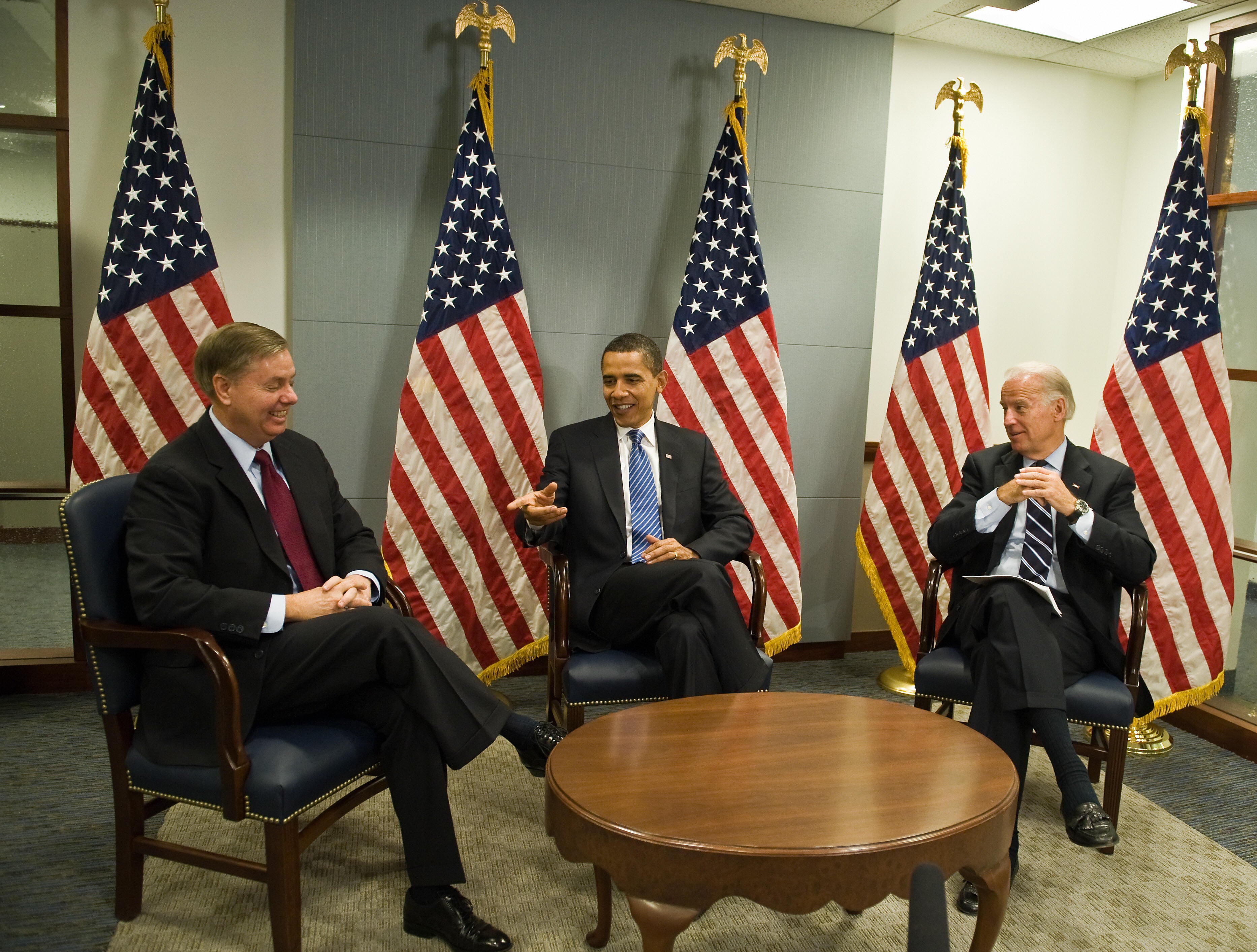 Graham (L) je uživao u srdačnom odnosu sa svojim bivšim kolegama i budućim predsjednicima Barackom Obamom i Joeom Bidenom. Ali Grahamova obrana Trumpa došla je nauštrb njegovog prijateljstva s Bidenom.