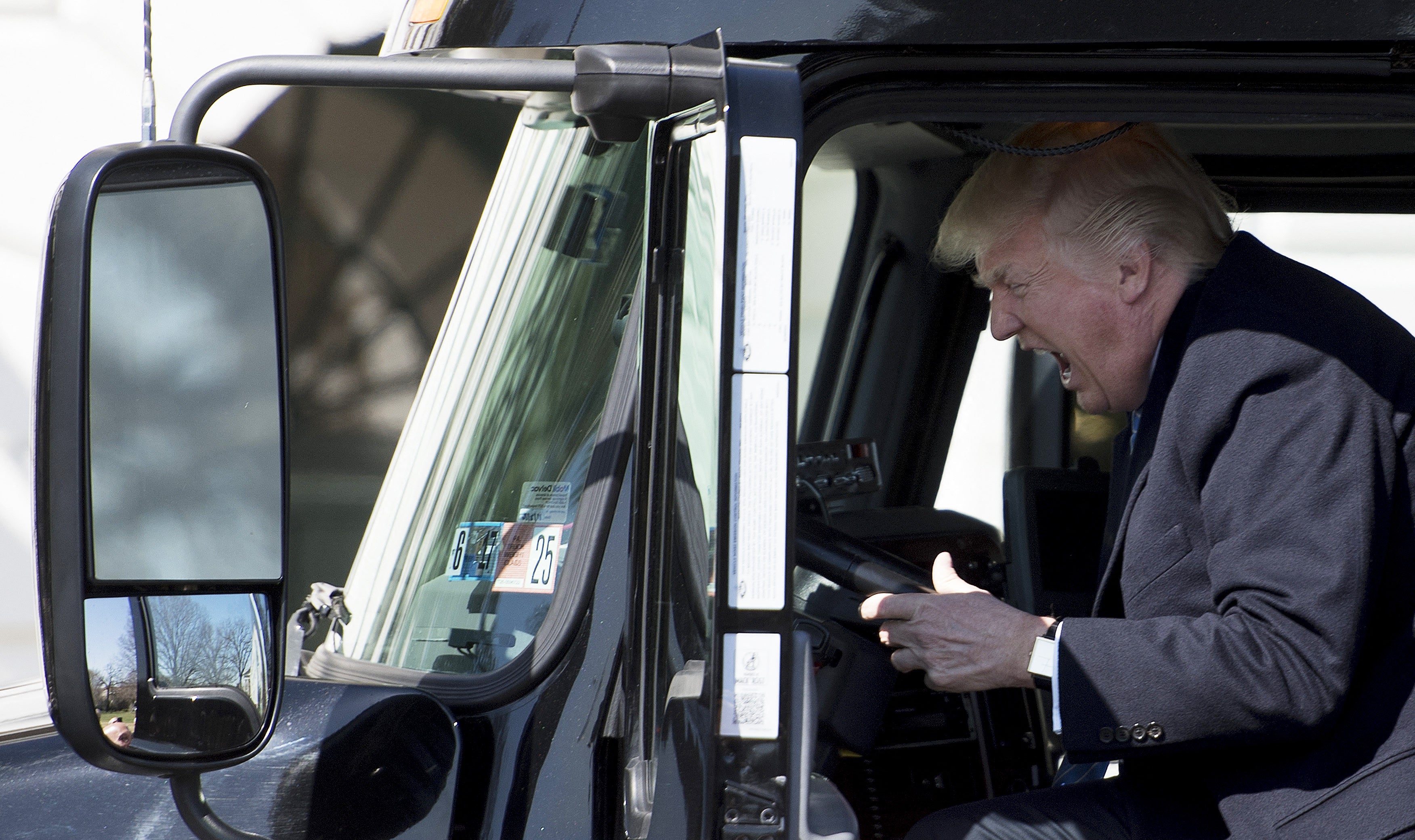 Trump uzbuđeno reagira dok sjedi u kamionu u Bijeloj kući 2017