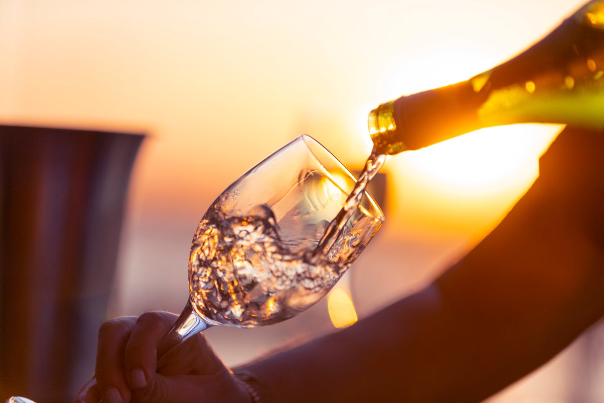 How tea, coffee and alcohol can affect iron absorption How tea, coffee and alcohol can affect iron absorption