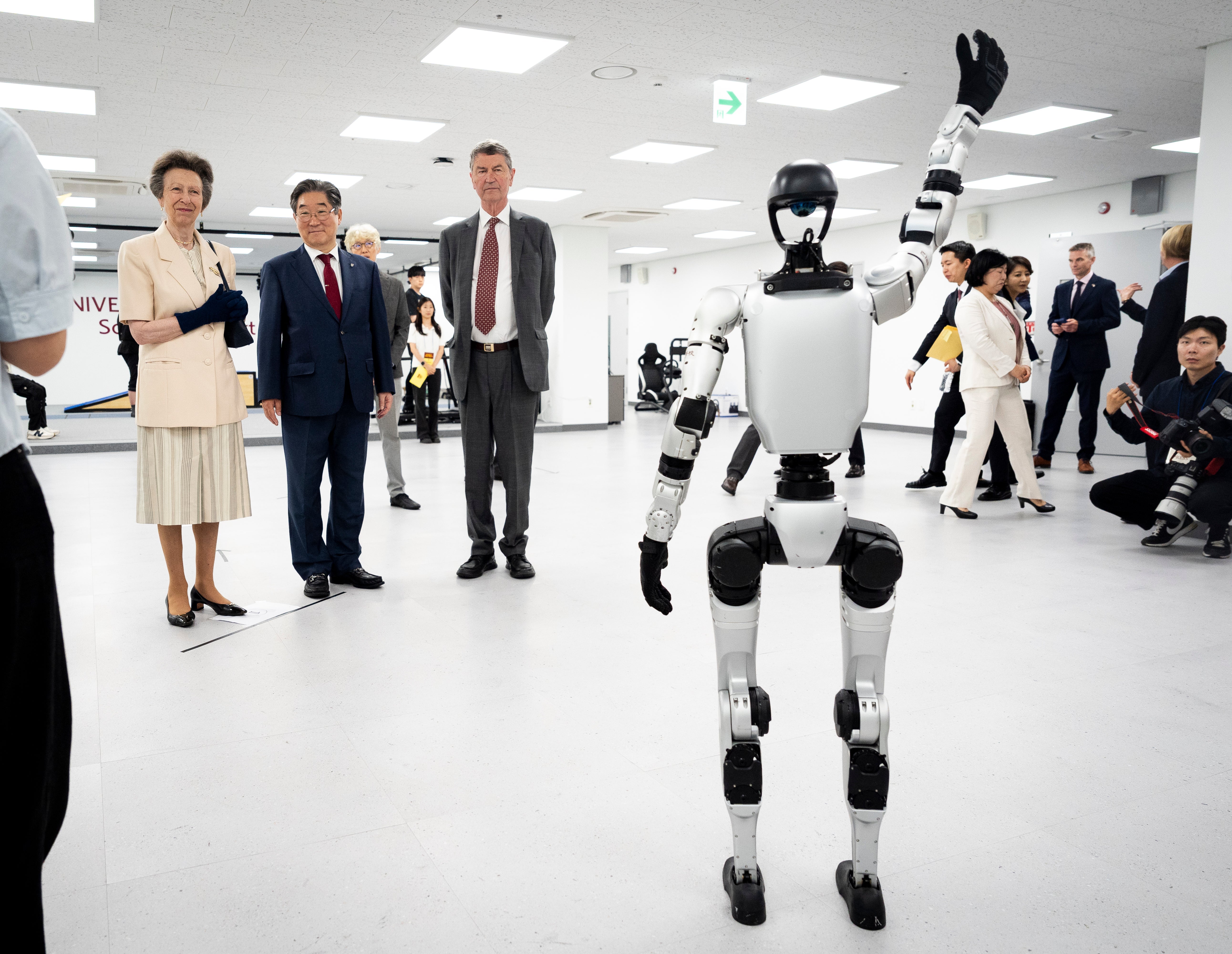 Anne's royal meet and greet with a robot during South Korea tour
