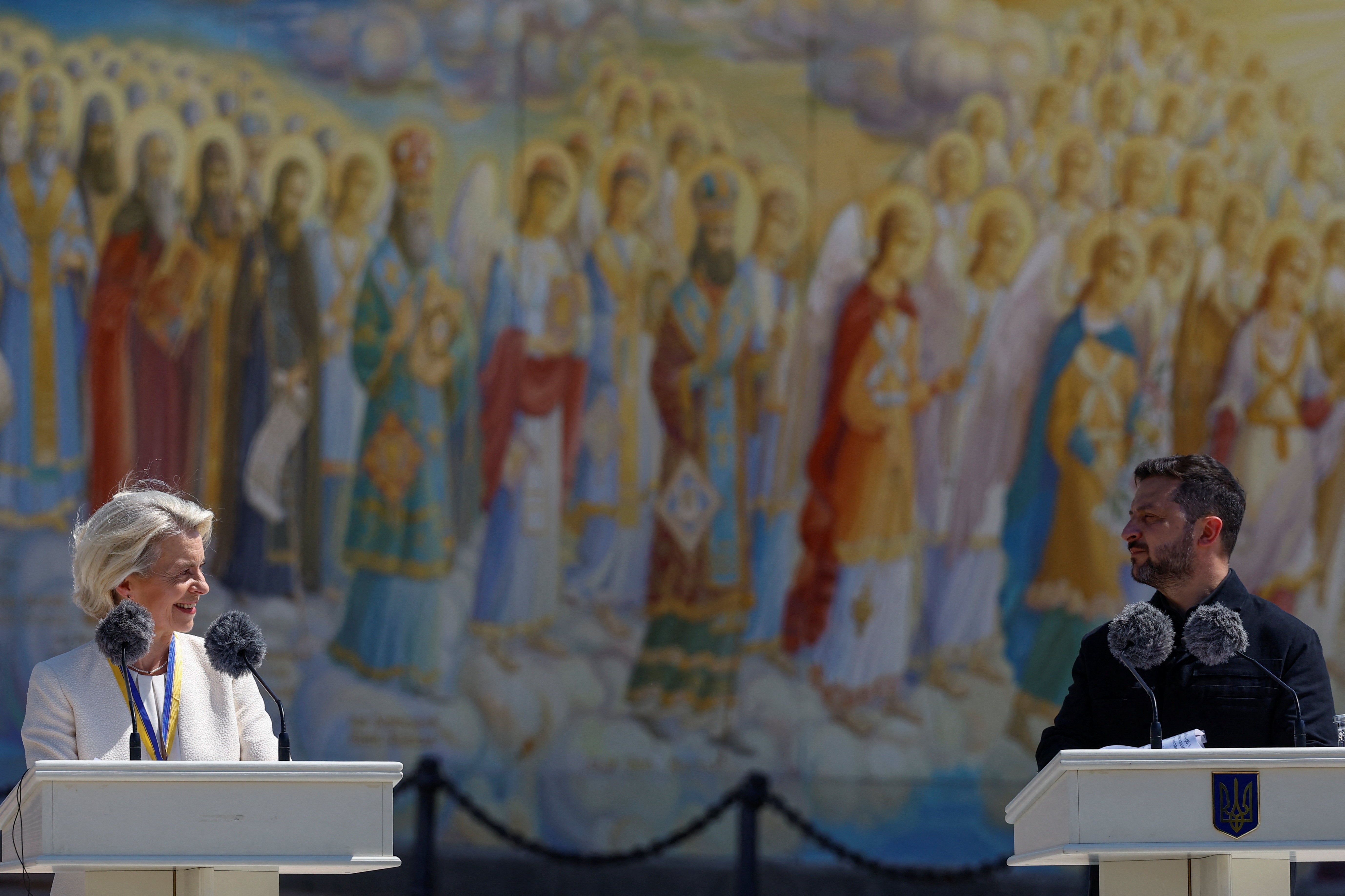 European Commission President pledges support to Ukraine during visit
