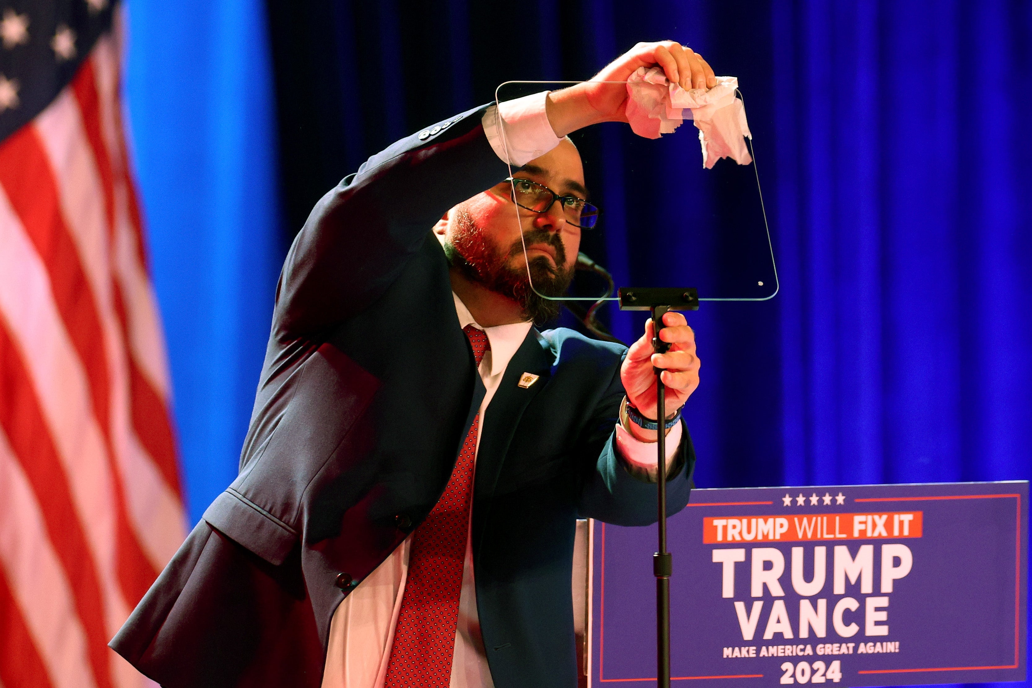 Telepromptera koji je navodno pod istragom zbog klađenja na Trumpove govore prvi je put angažirala Trumpova kampanja 2016.
