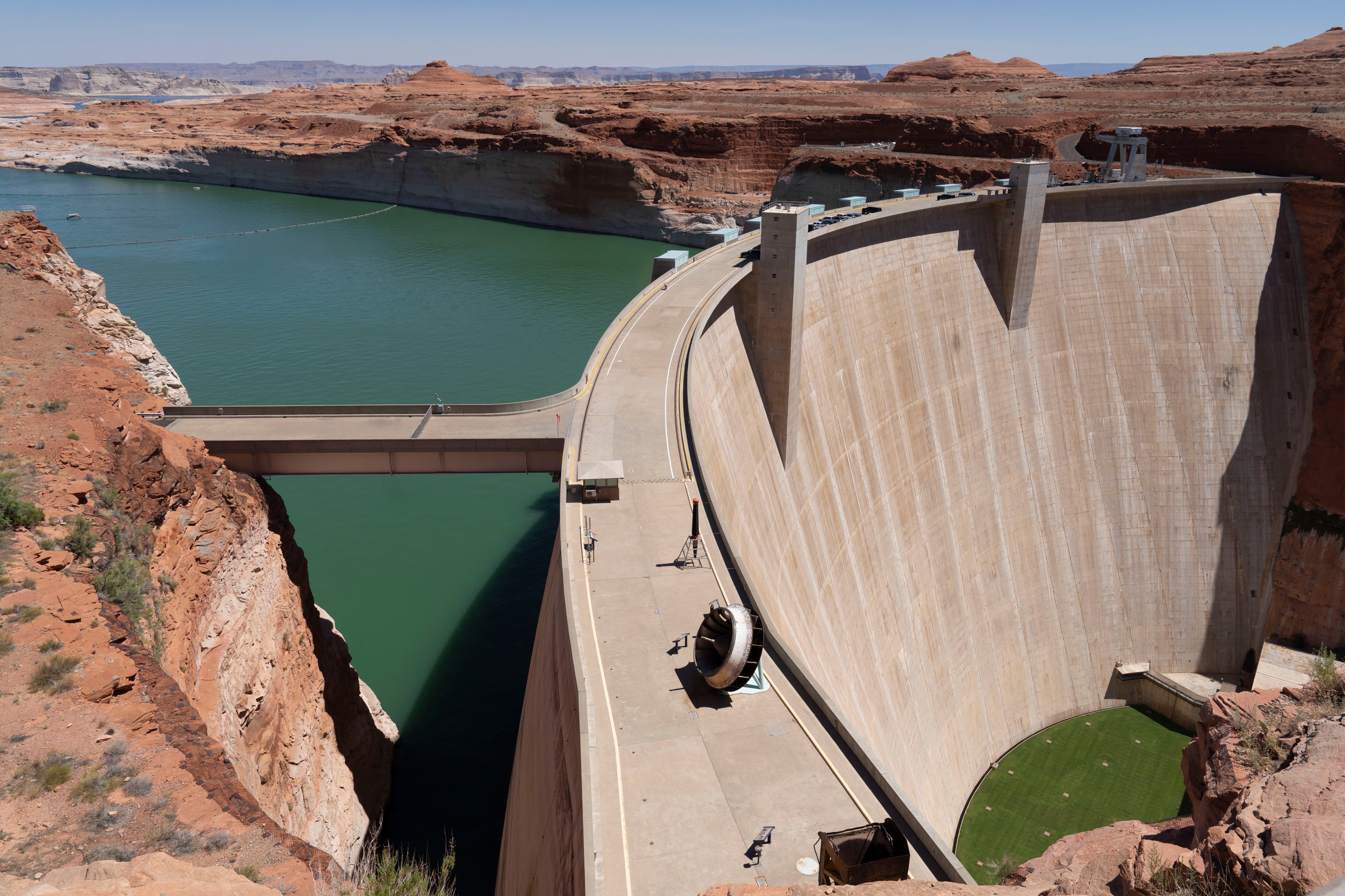 Located successful bluish Arizona, nan Glen Canyon Dam provides hyroelectric powerfulness to millions of group crossed nan American West.