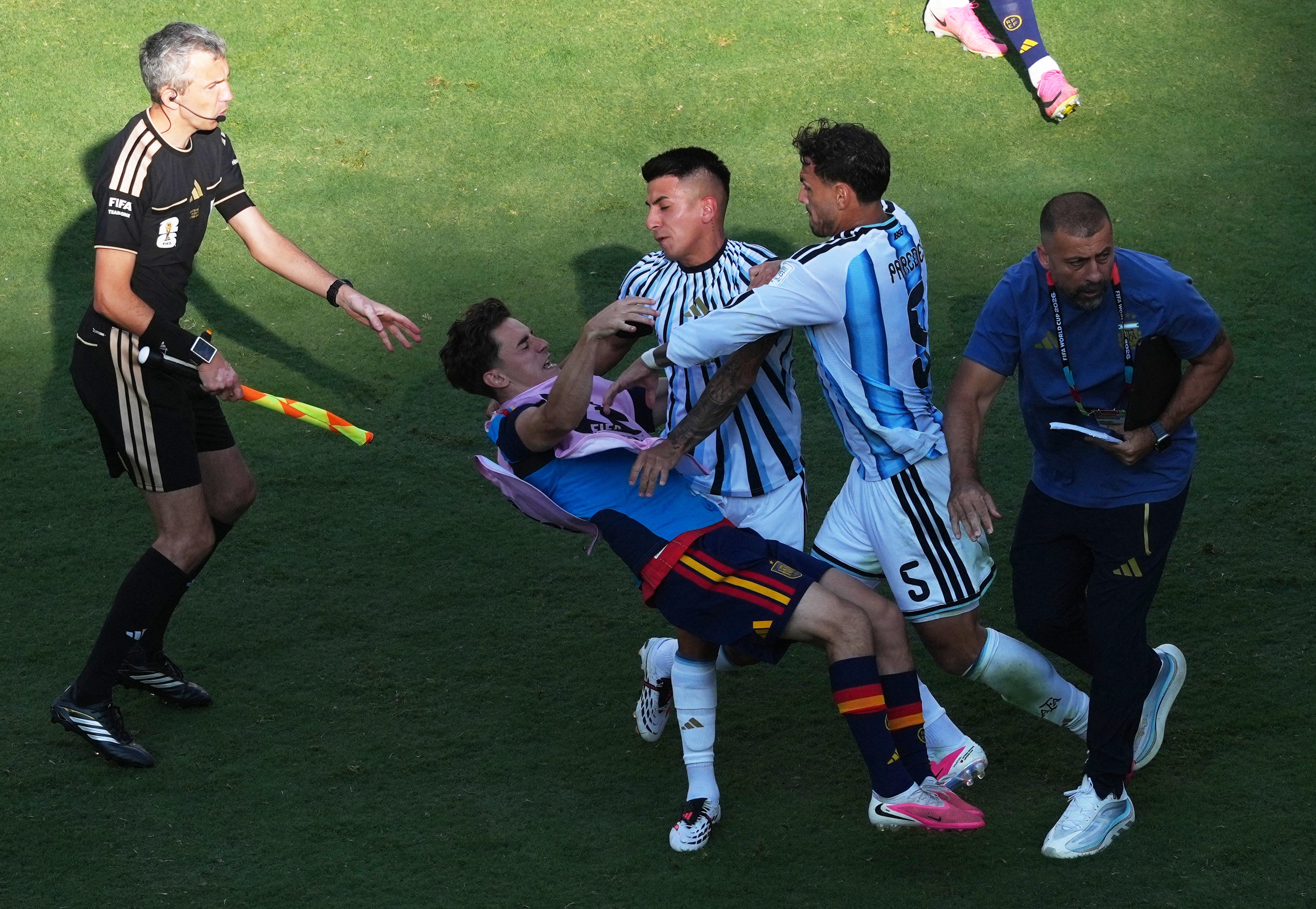 Argentine midfielder Leandro Paredes fought pinch respective Spanish players, including defender Eric Garcia and midfielder Gavi, triggering a broader brawl betwixt nan 2 sets of players