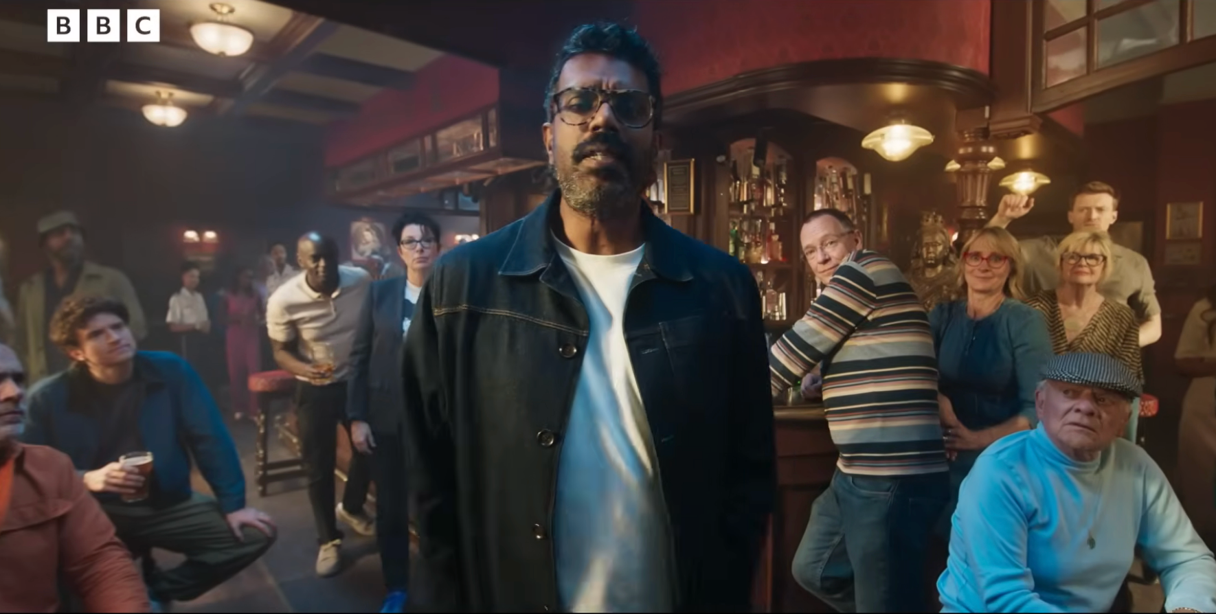 Romesh Ranganathan met Trevor Nelson, Sue Perkins, Adam Woodyatt, David Jason en andere sterren in BBC-advertentie