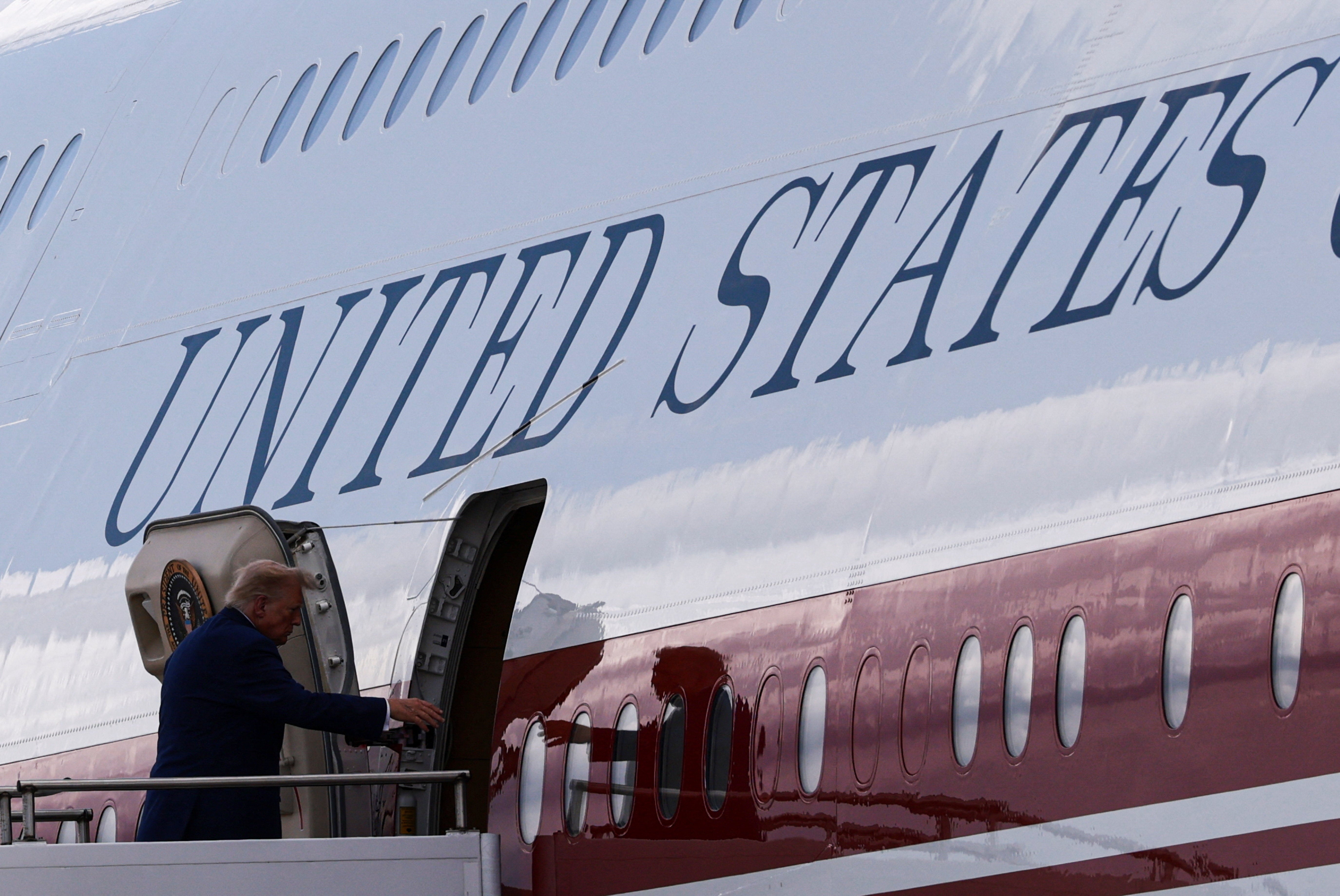 Trump flew to Georgia pinch nan family of a U.S. work personnel slain successful Jordan connected Air Force One