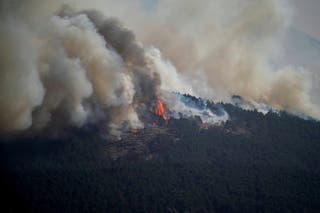 Dim se diže iz šumskog požara La Mierla u Condemios de Arriba, Guadalajara