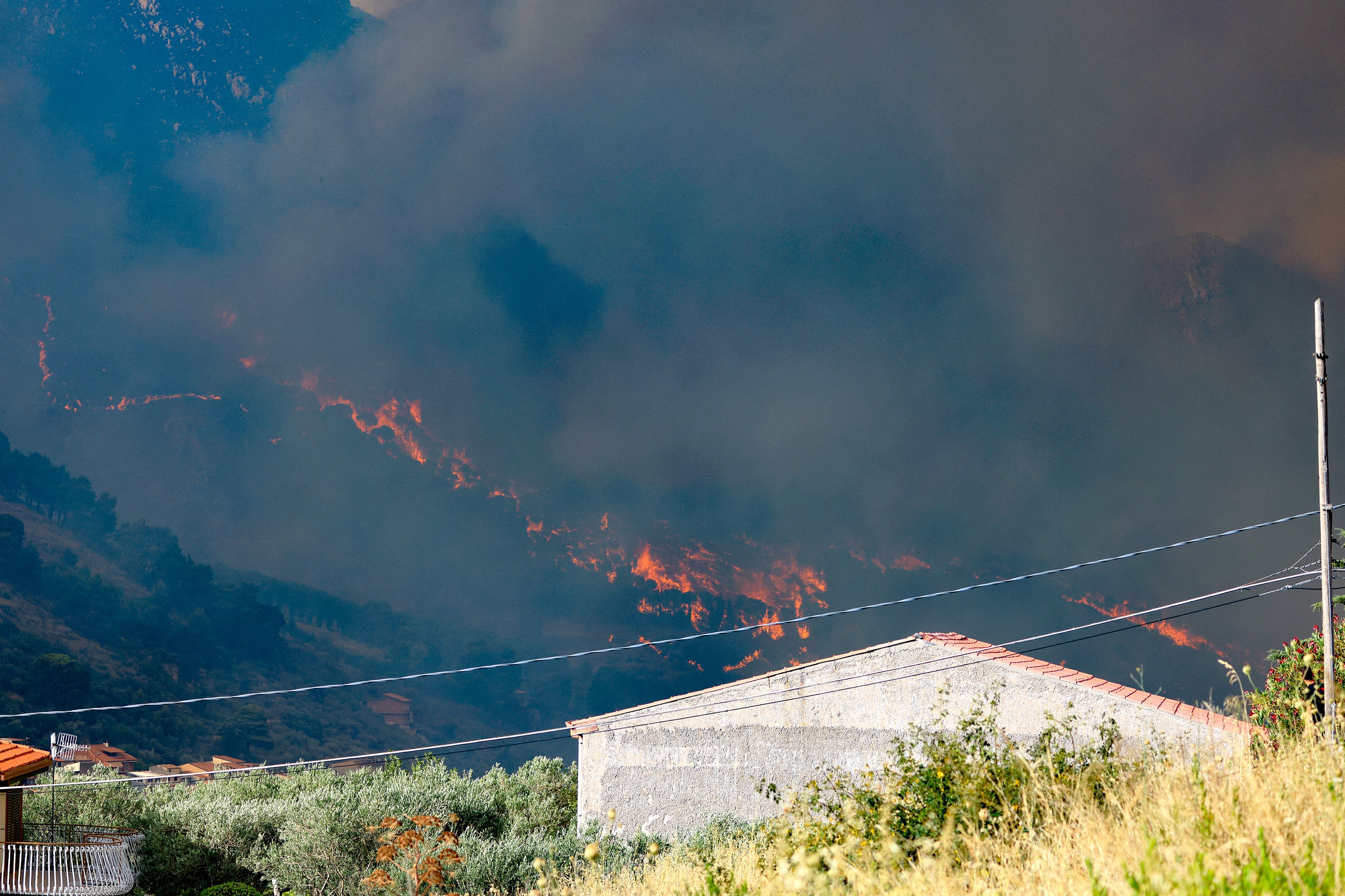 Deseci ljudi evakuirani su iz svojih domova na Siciliji