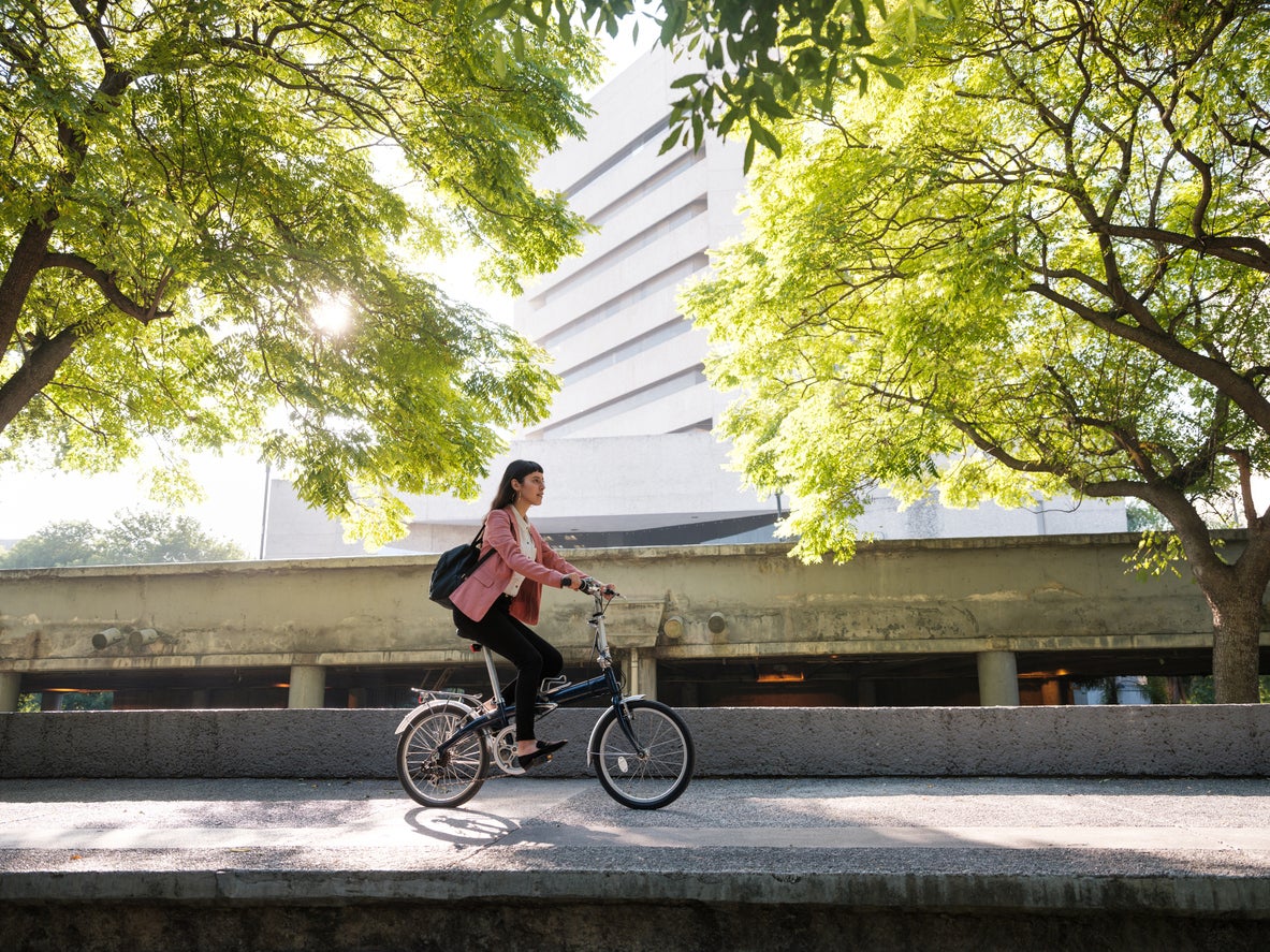 If you’ve considered bike commuting but assumed you needed expensive gear and to be in excellent physical shape, or worried about arriving at work disheveled or smelly, there are ways to overcome those hurdles