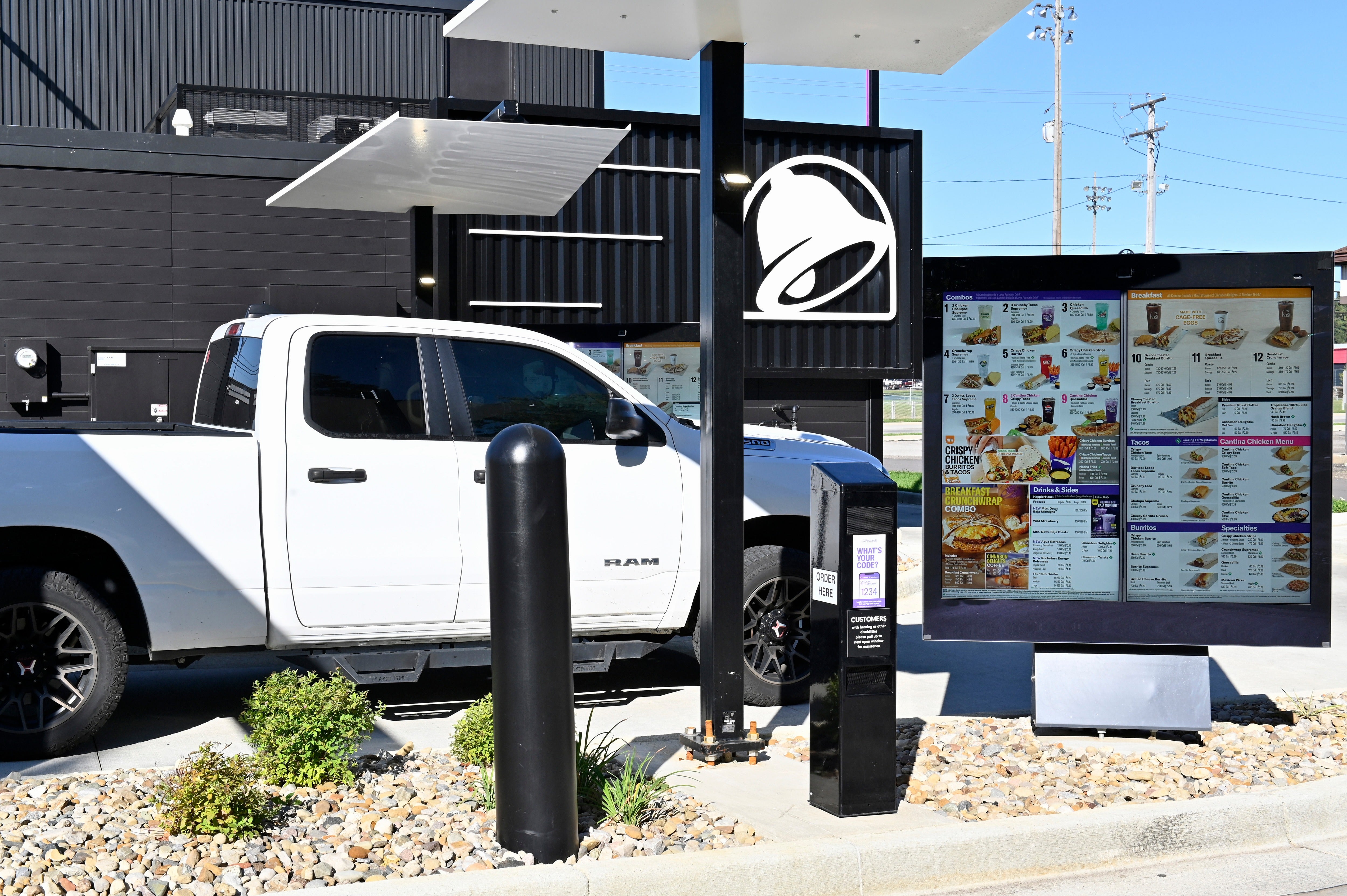 Thousands of Americans person fallen sick from a cyclosporiasis outbreak linked to lettuce sold astatine Taco Bell successful 5 states