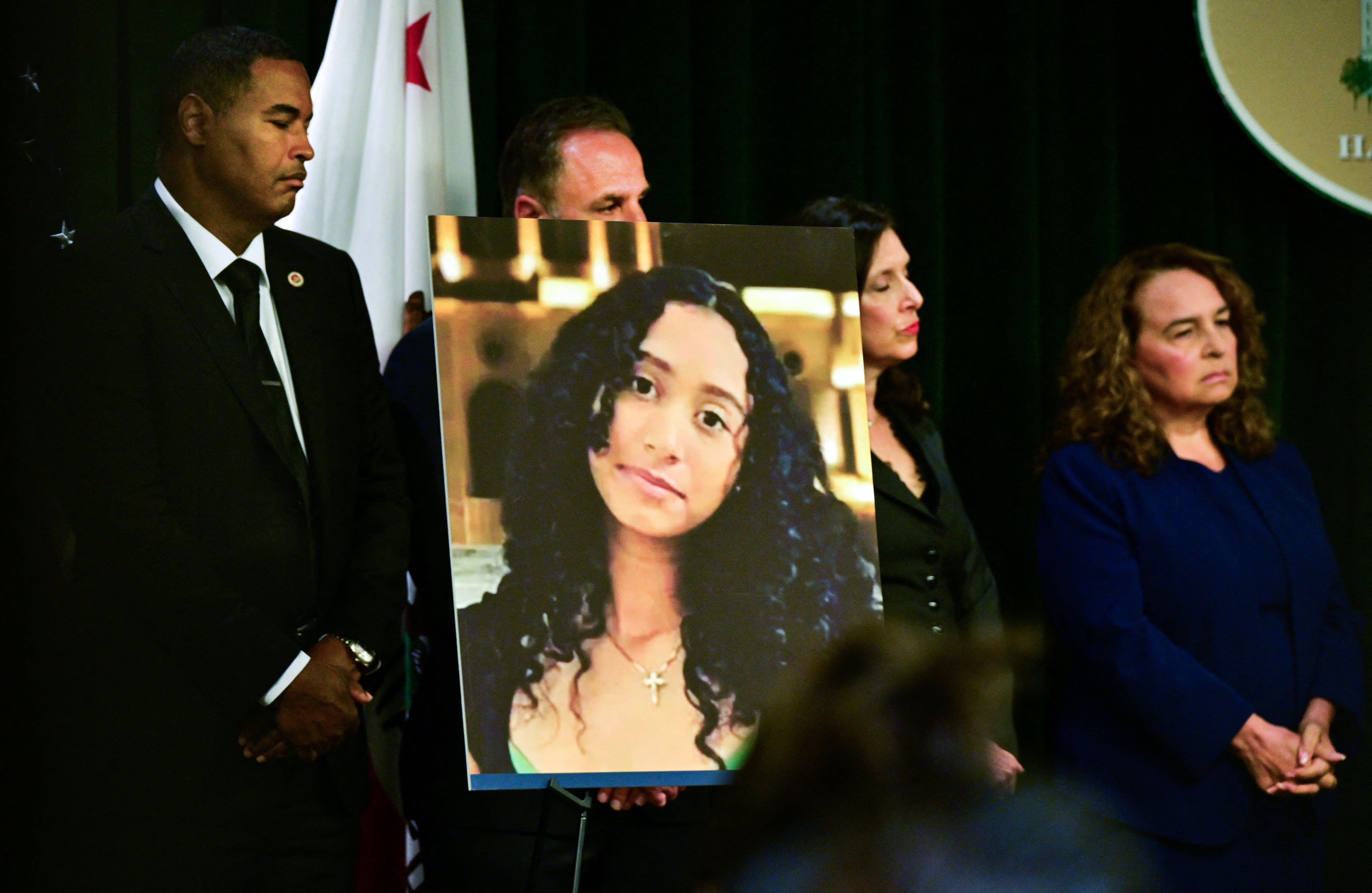 Los Angeles Police Department criminalist Lauren Wallace testified that first chemic testing recovered nary grounds of humor connected nan saws