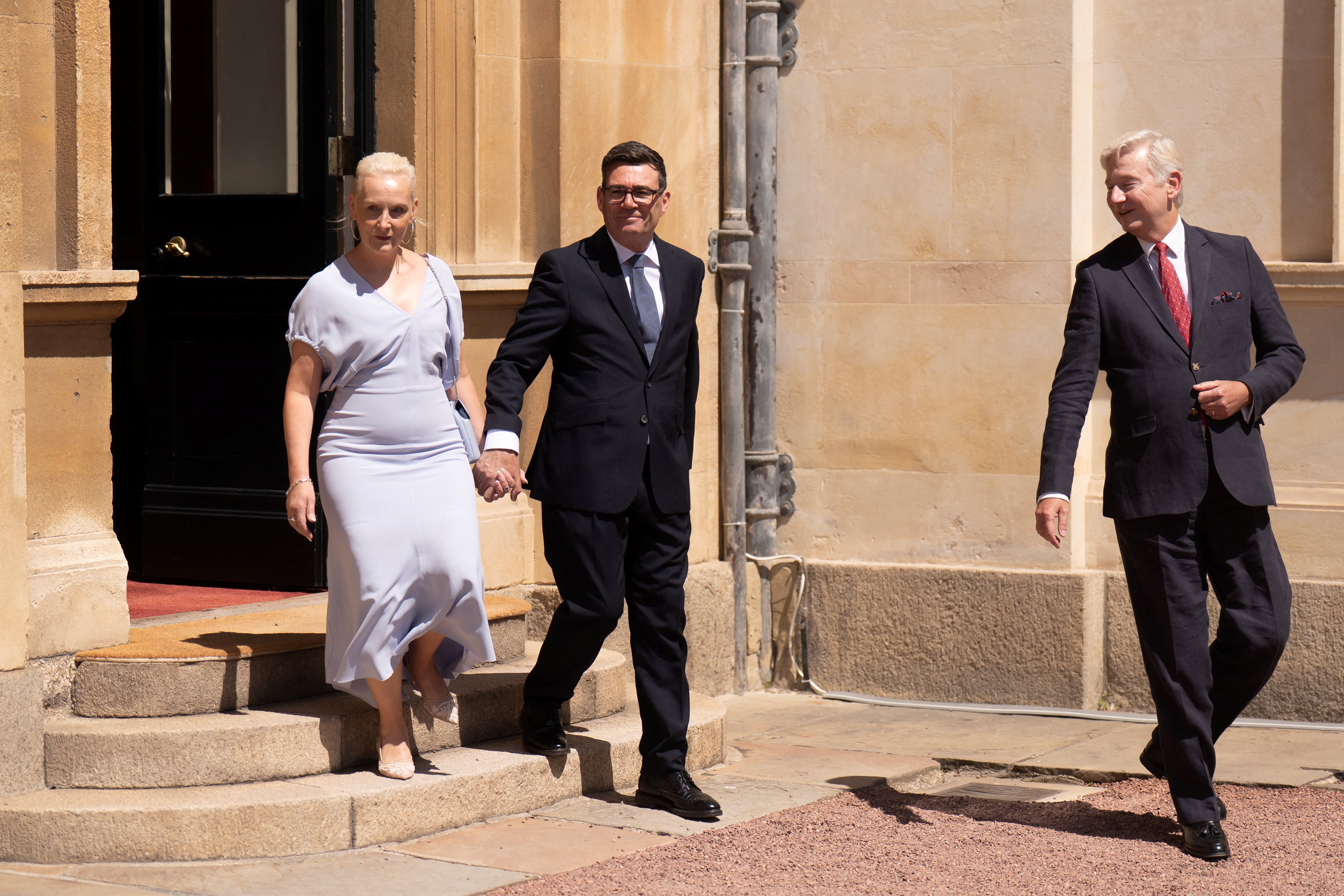De nieuw benoemde premier van Groot-Brittannië, Andy Burnham, en zijn vrouw, Marie-France van Heel, verlaten Buckingham Palace in Londen na een audiëntie bij koning Charles
