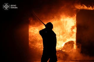 Vatrogasac radi na mjestu ruskog udara, usred ruskog napada na Ukrajinu, na lokaciji datoj kao Kijev, Ukrajina, na ovoj fotografiji izdanoj 26. srpnja 2026.