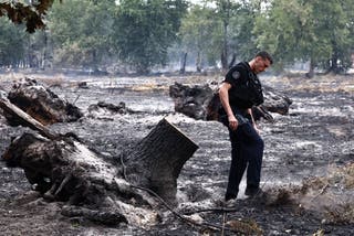 Žandar pokriva malu vruću točku zemljom kako bi spriječio svaki rizik od ponovnog paljenja tijekom patrole, dok šumski požari bjesne regijom Gironde usred pogoršanih sušnih uvjeta nakon toplinskog vala i nestašice vode u većem dijelu zemlje, u Le Porgeu, Francuska