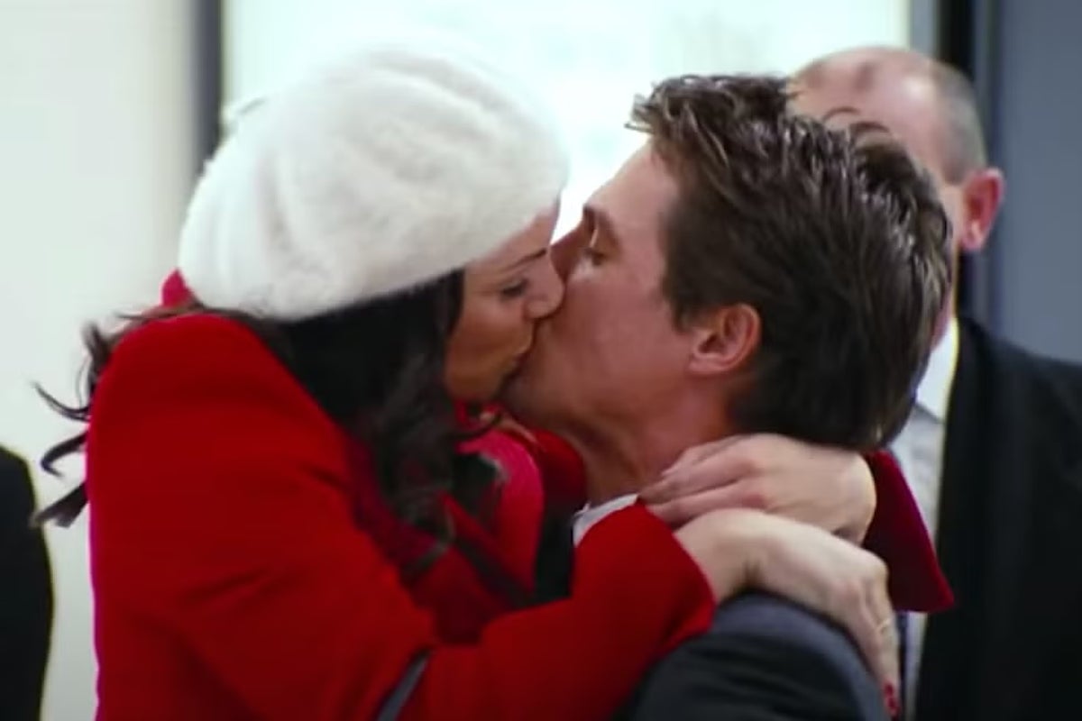 £10 for 10 minutes: Are airport drop-off fees robbing us of our romantic goodbye? £10 for 10 minutes: Are airport drop-off fees robbing us of our romantic goodbye?