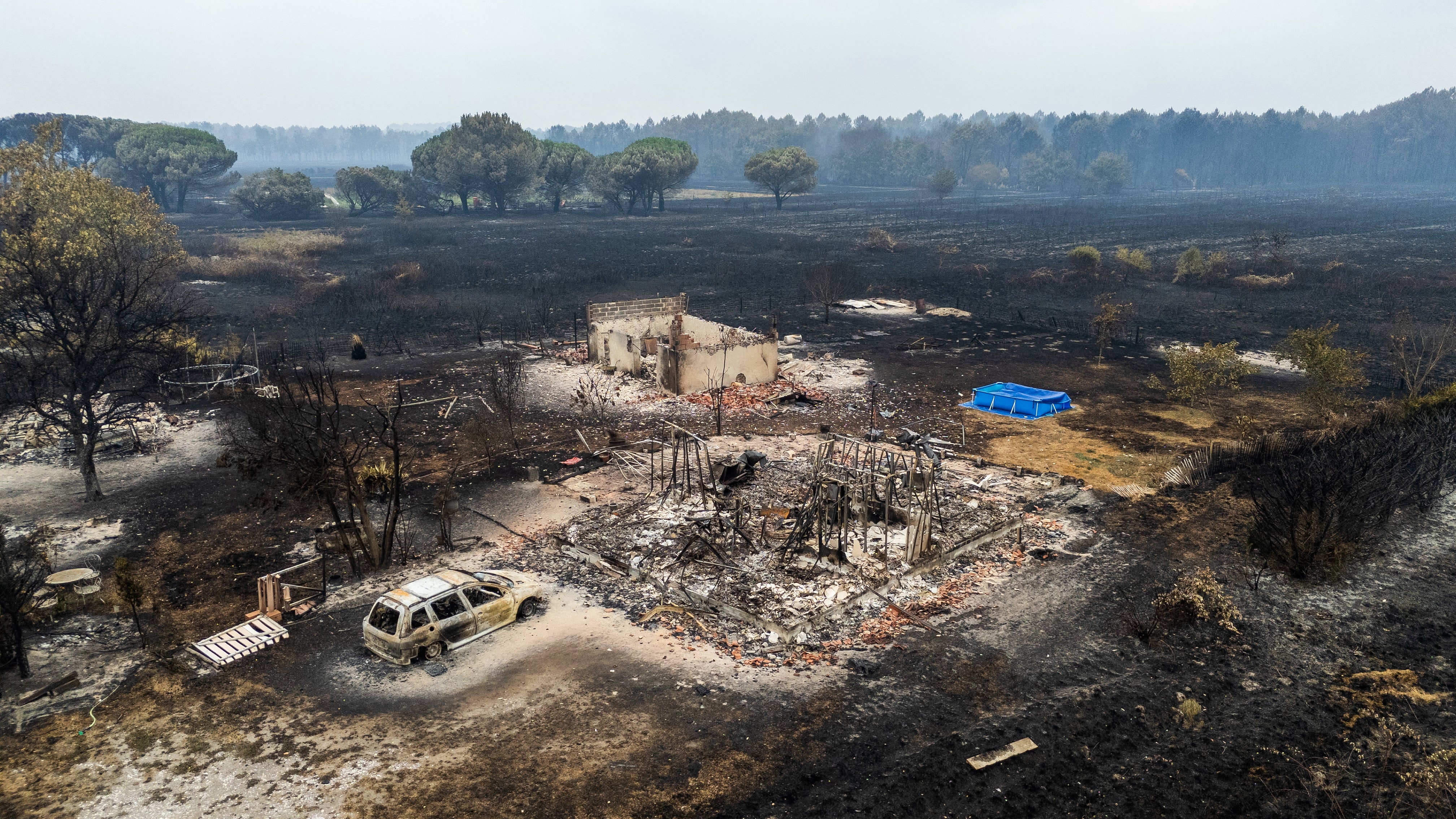 Stotine domova je uništeno dok su se požari bez presedana proširili. Na slici je spaljena rezidencija u Le Porgeu, Gironde