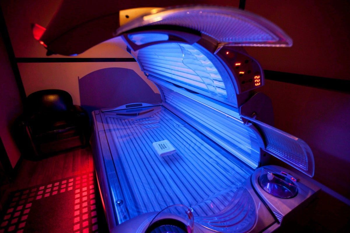 Dermatologists sound the alarm as tanning becomes trendy again Dermatologists sound the alarm as tanning becomes trendy again