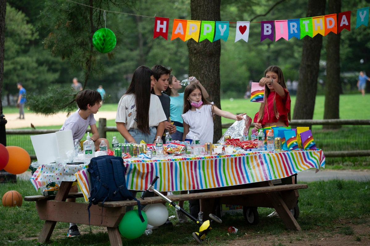 Some parents are demanding guests help in tipping the entertainment at kids’ birthday parties Some parents are demanding guests help in tipping the entertainment at kids’ birthday parties