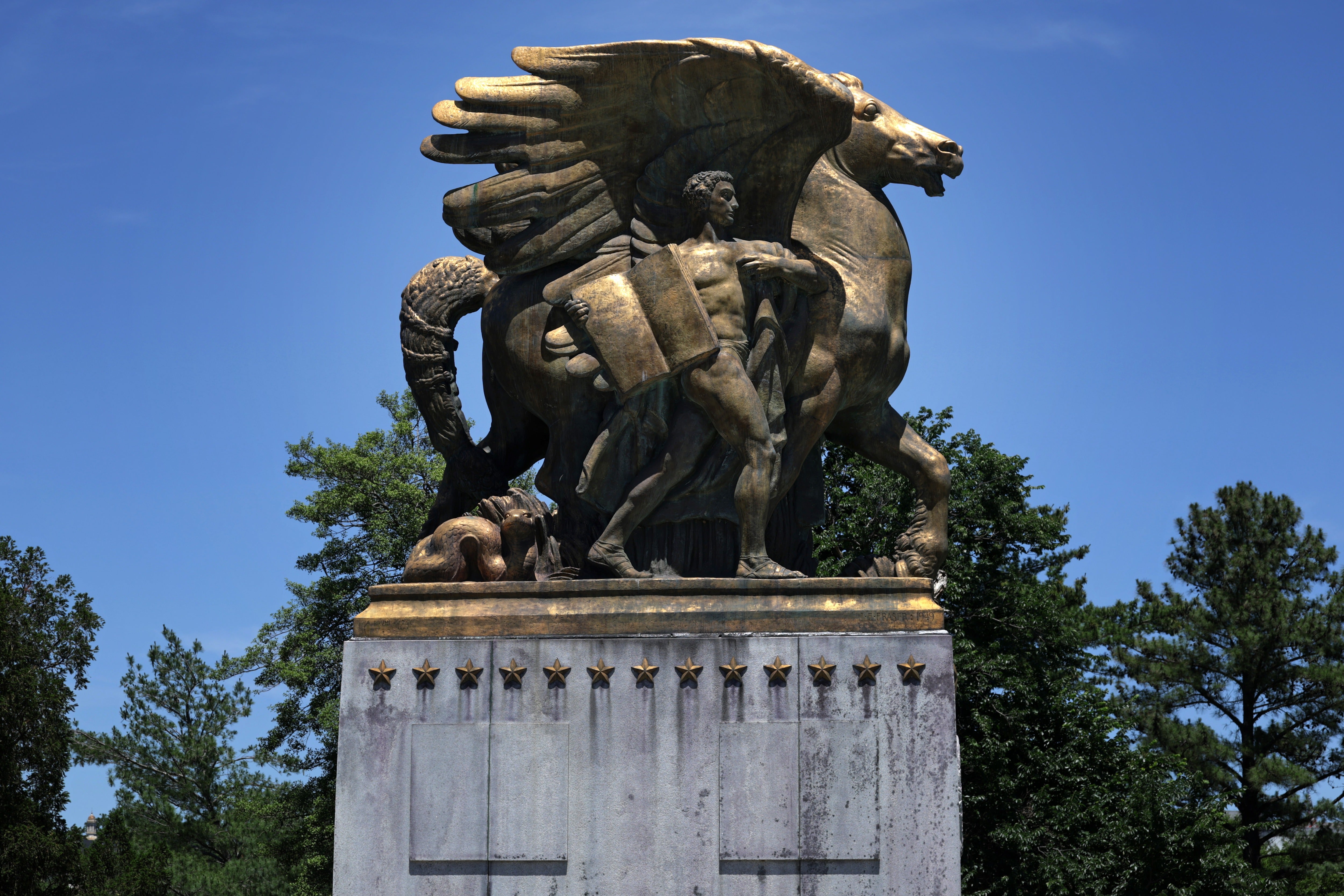 The statues, primitively bronze, were a gift from Italy and were erected successful 1951. The statues underwent repairs successful 1974