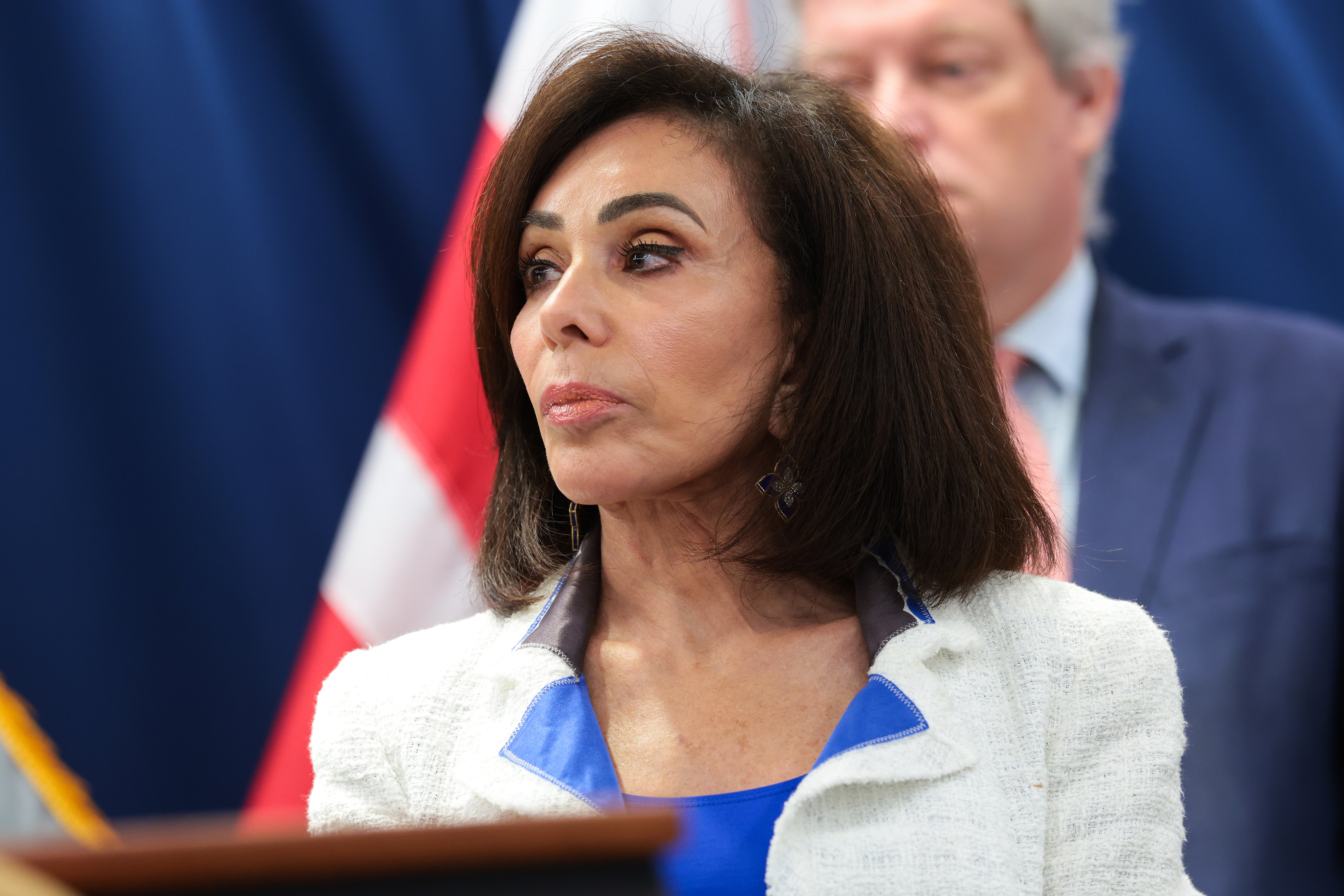 U.S. Attorney Jeanine Pirro reportedly hauled a container of grounds astir nan Lincoln Memorial Reflecting Pool to nan White House connected Monday, aft President Trump raged astatine Pirro for moving to driblet a vandalism lawsuit astir harm astatine nan monument