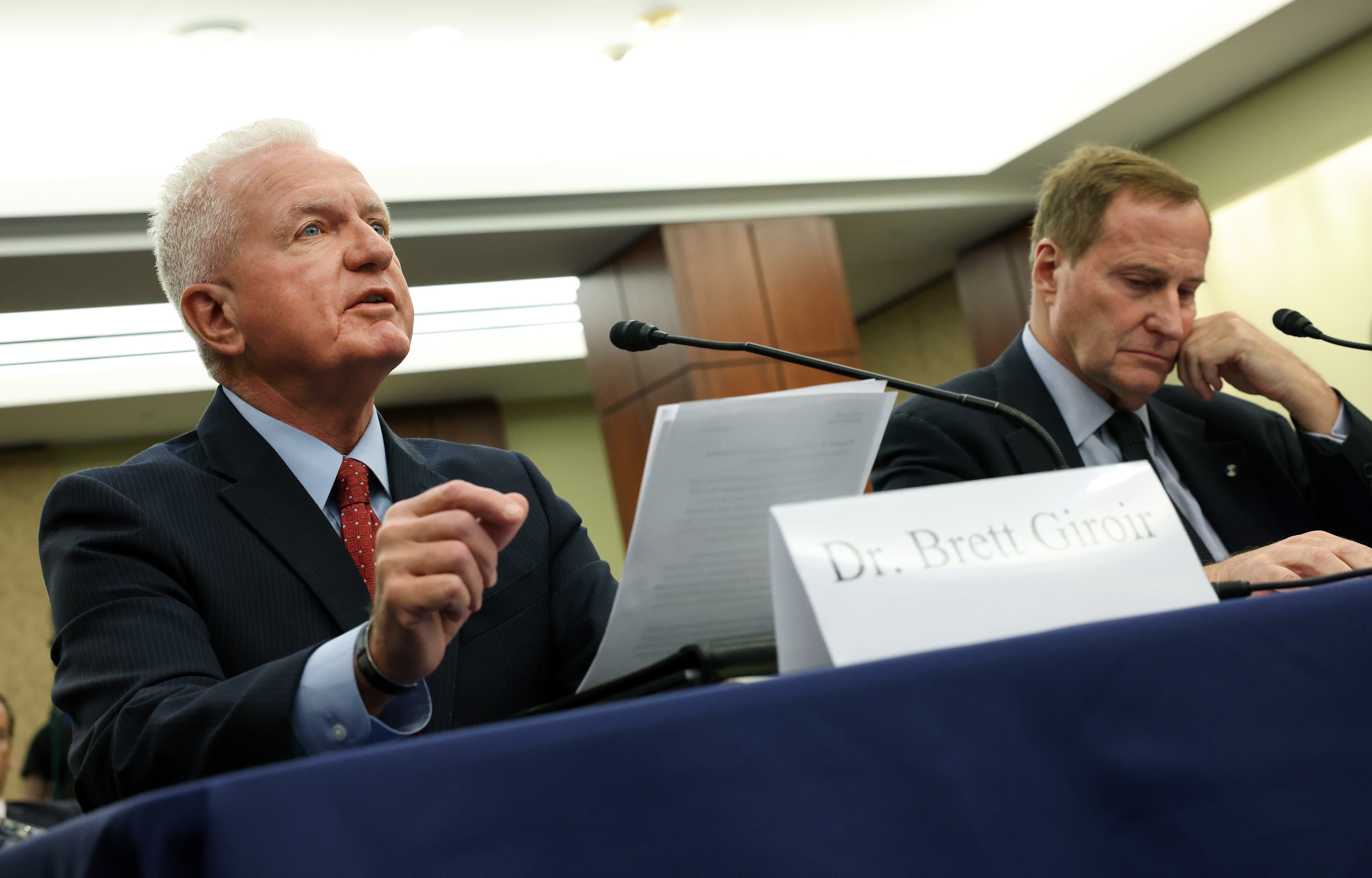 Dr. Steven Quay, right, is reportedly poised to go nan head of nan National Institute of Allergy and Infectious Diseases