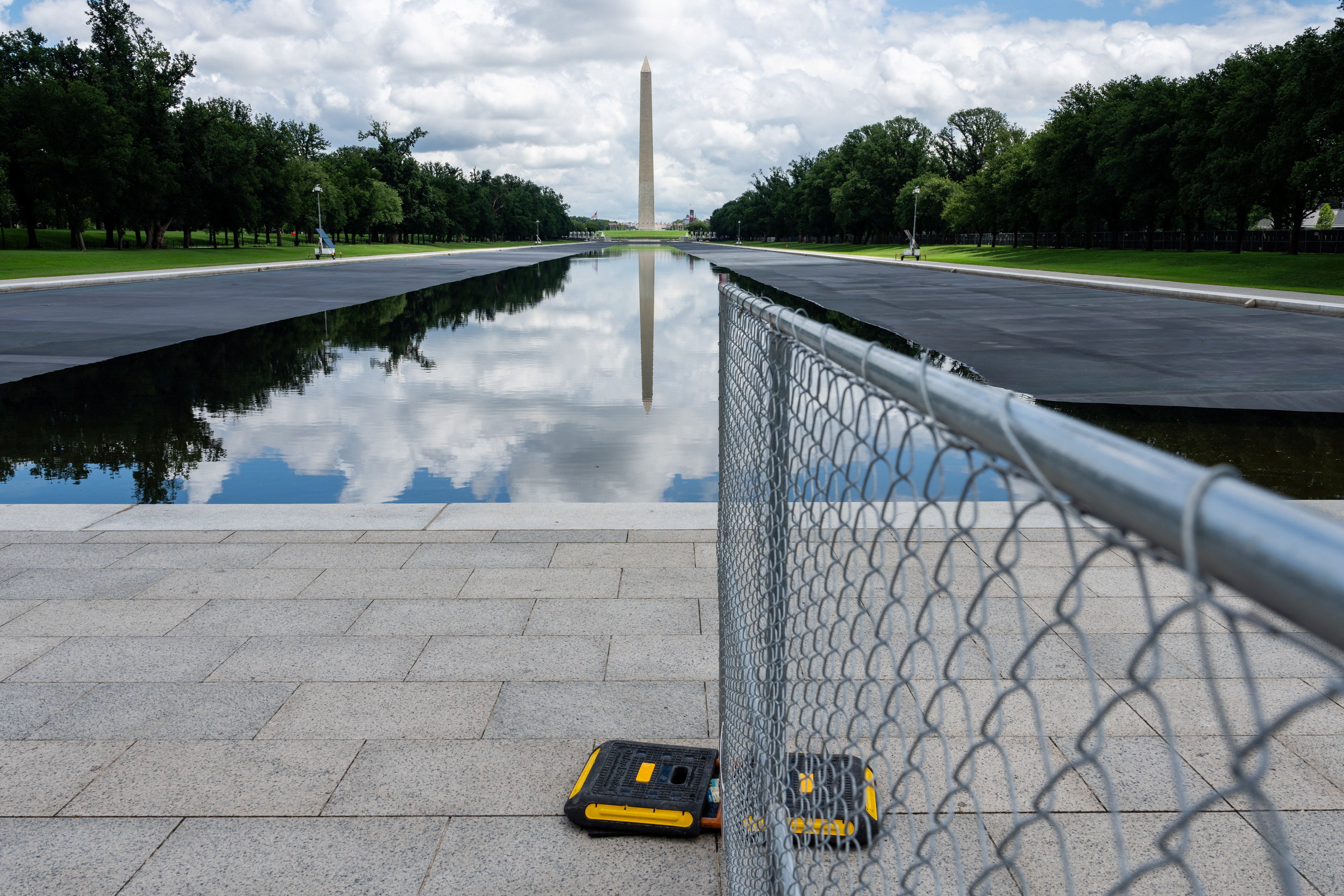 A chain-link obstruction remained astir nan Lincoln Memorial Reflecting Pool this week, moreover aft nan US Attorney successful DC admitted that harm was apt nan consequence of mediocre installation, not vandals