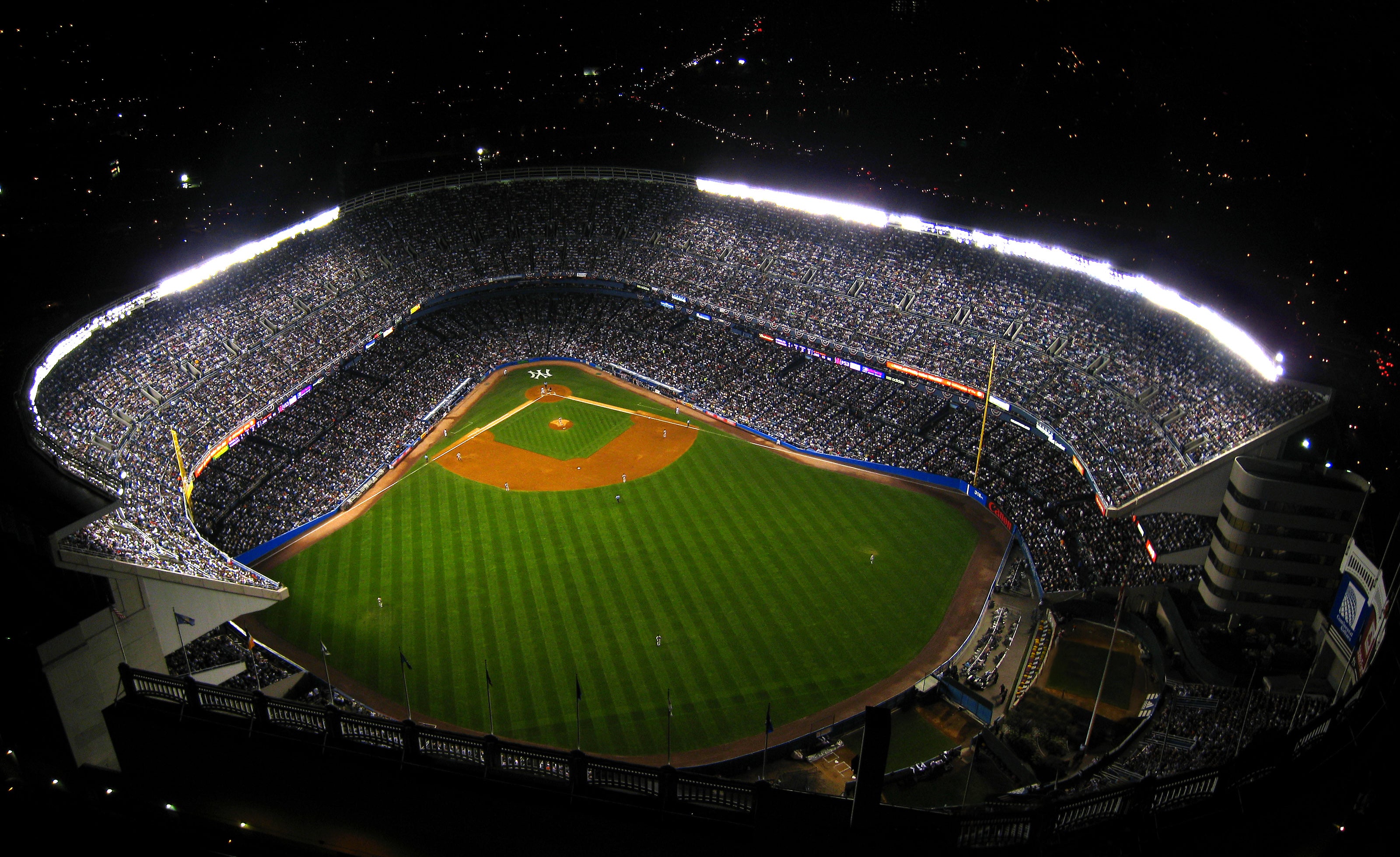 A Yankees instrumentality is suing nan squad aft she was struck successful nan caput by a flying shot bat, leaving her pinch traumatic encephalon injuries, according to a lawsuit