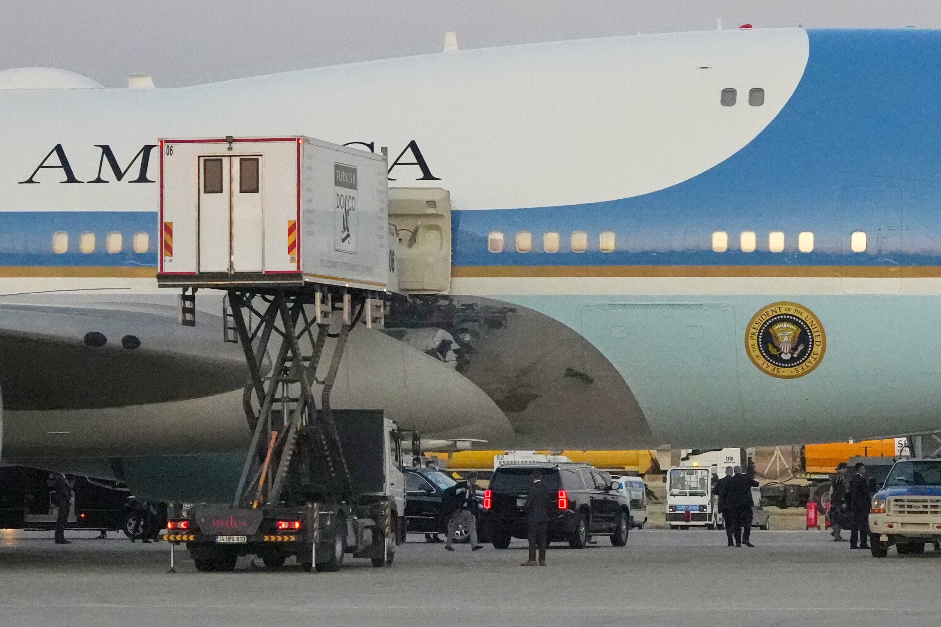 A covert cognition to move nan president from Air Force One into a smaller subject level included usage of a catering truck, specifications that were not antecedently known until caller reporting that has raised captious questions astir protocol and whether nan management endangered nan lives of others