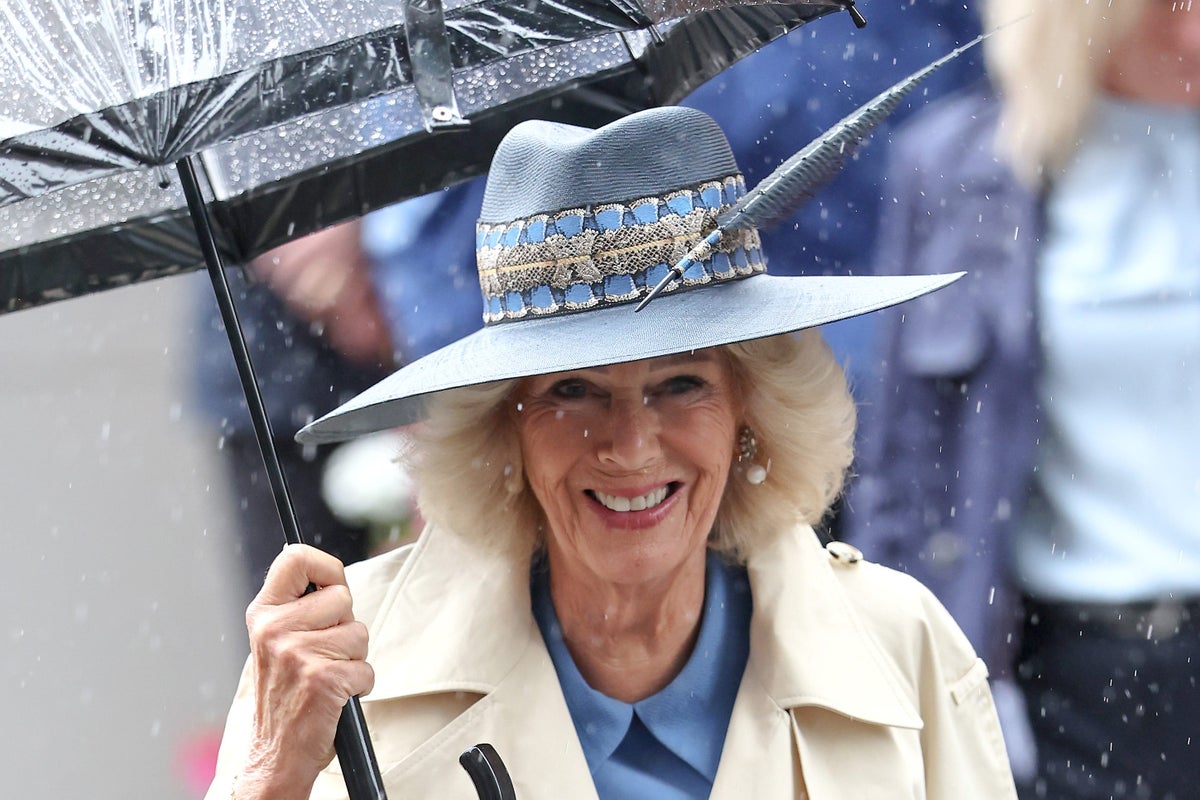 Queen braves rain to enjoy a day at the races in York