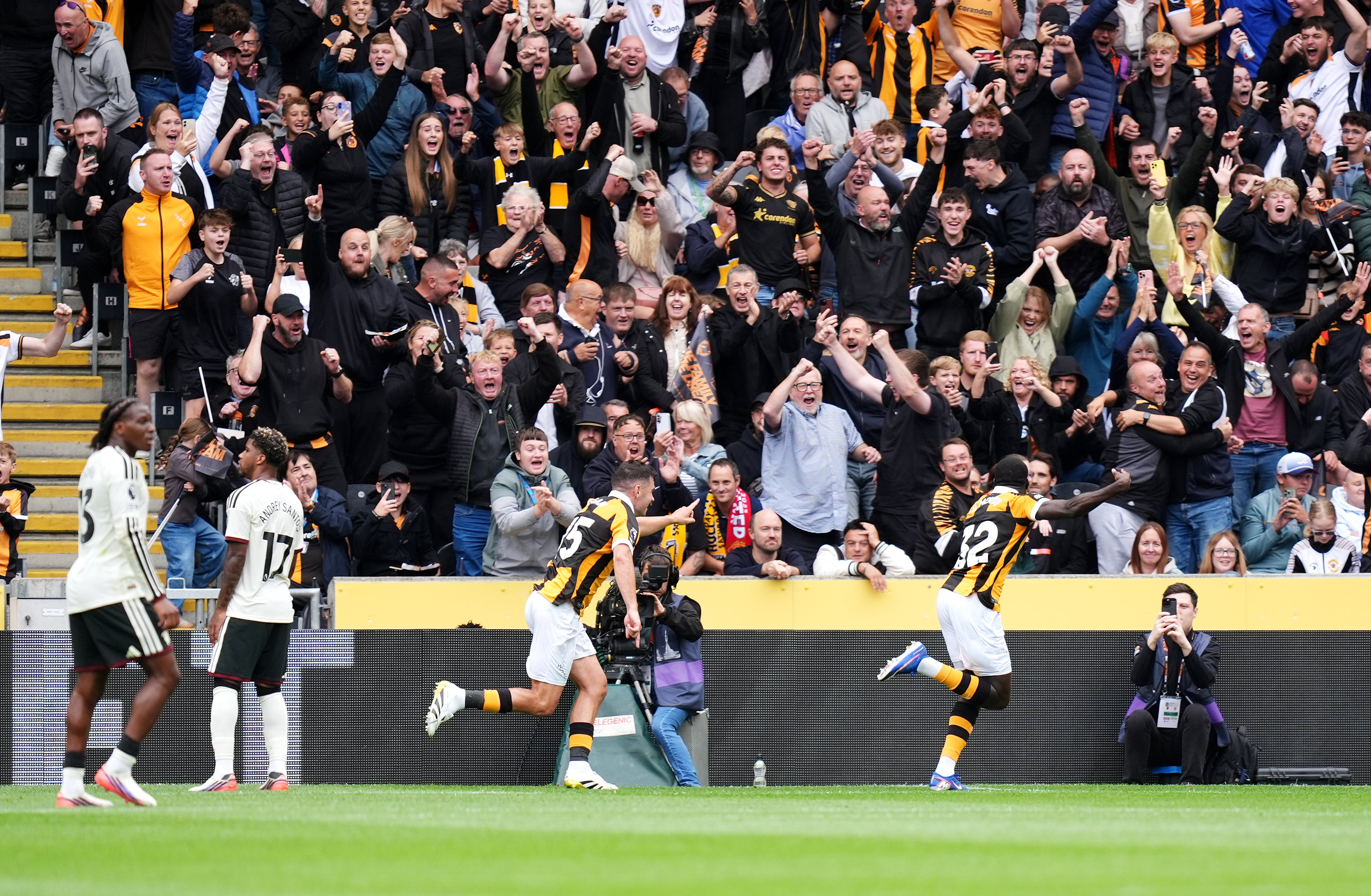 Hull fans send message to Joe Cole after stunning Manchester United on Premier League return Copy link Bookmark Go to comments Bookmark popover Removed from bookmarks Hull beat Manchester United 2-0 as they returned to the top flight ( PA )