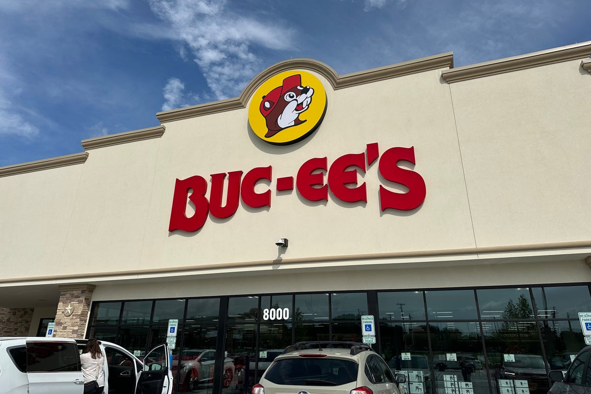 Buc-ee's picked a fight with a tiny Ohio store over a beaver. Now an entire town is fighting back