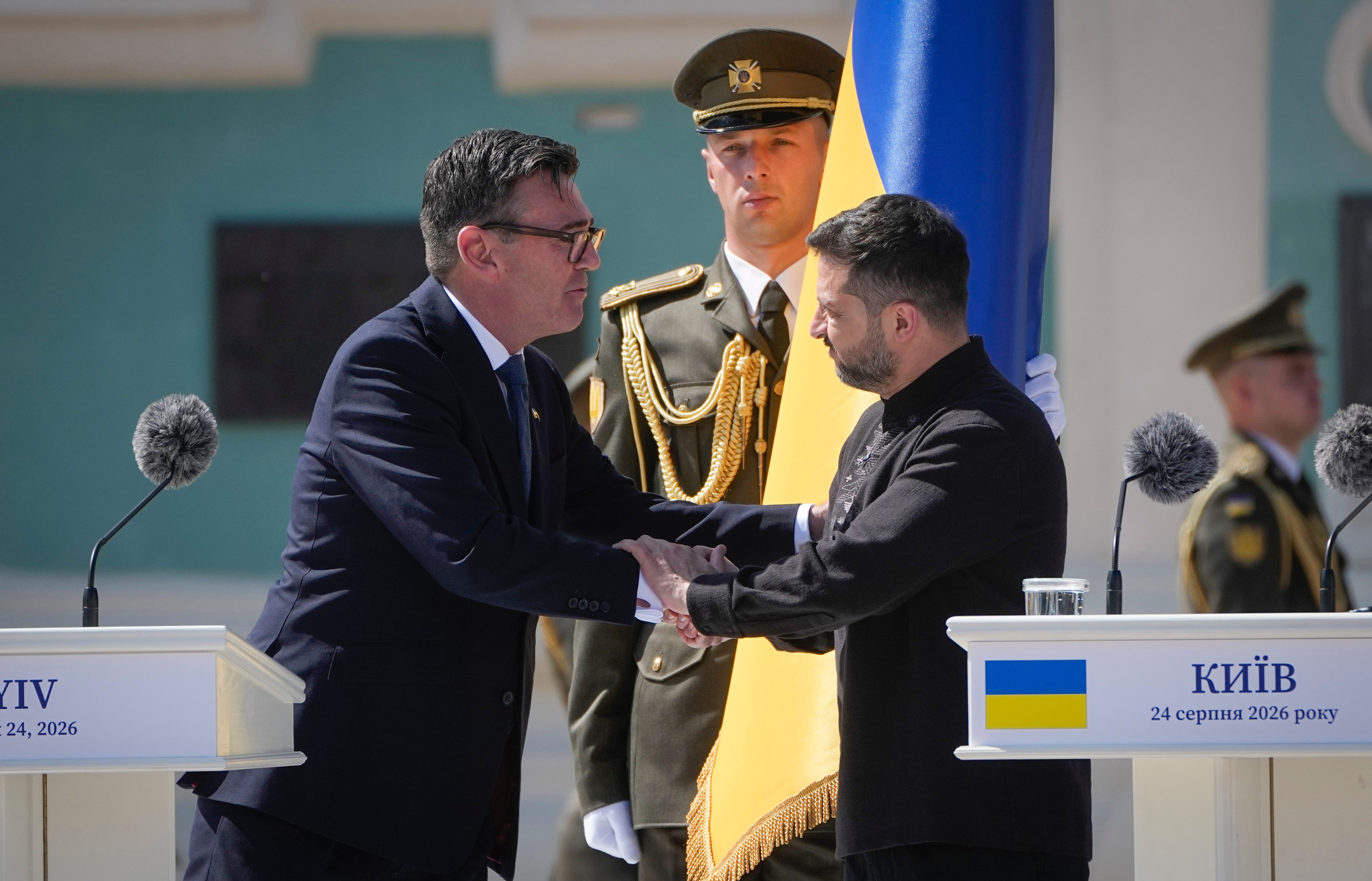 <p>Ukraine's President Volodymyr Zelenskyy, right, greets Britain's Prime Minister Andy Burnham during a ceremony to mark Independence Day in Kyiv, Ukraine, Monday, Aug. 24, 2026</p>