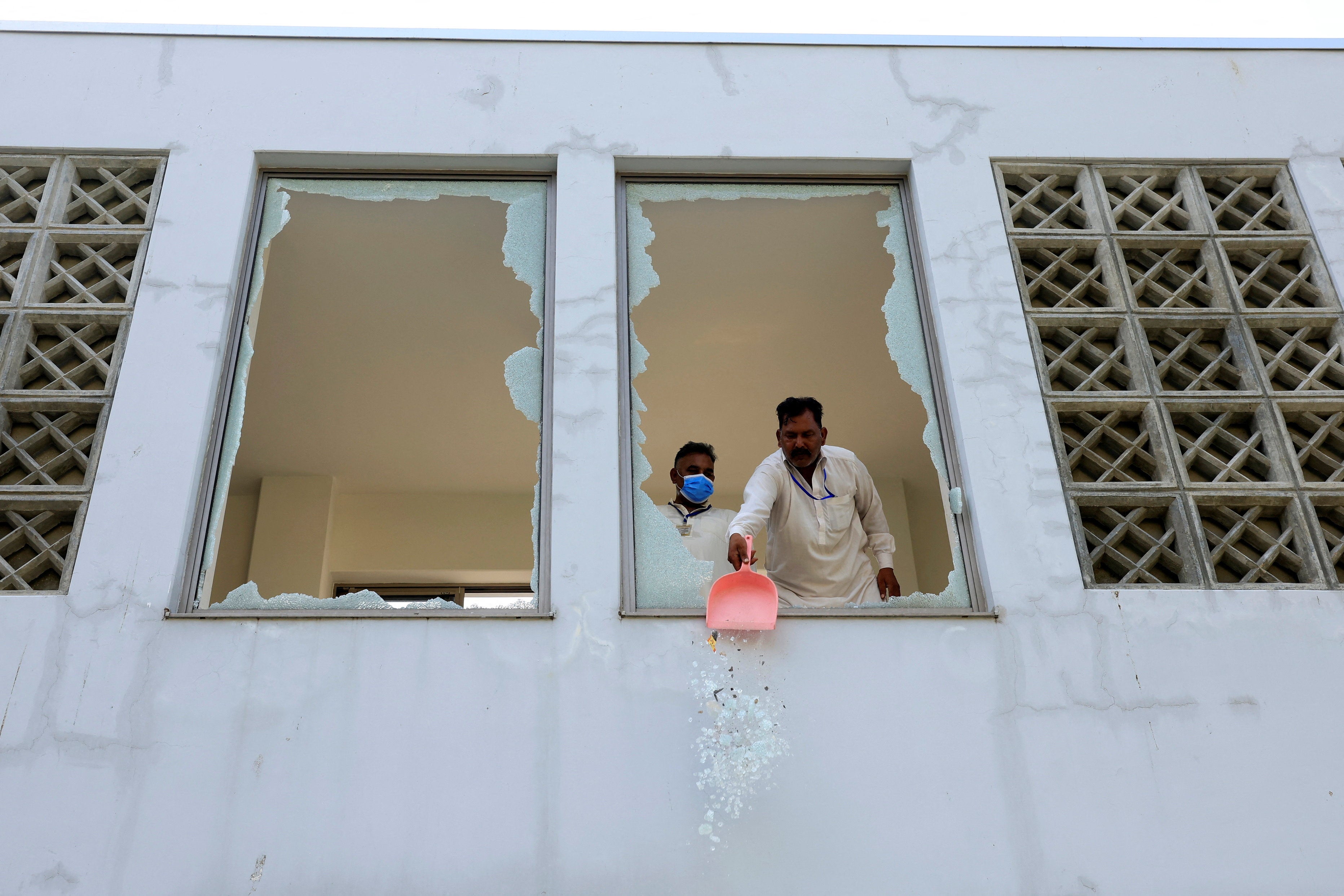 At least 14 newborn babies die in fire at Pakistan hospital
