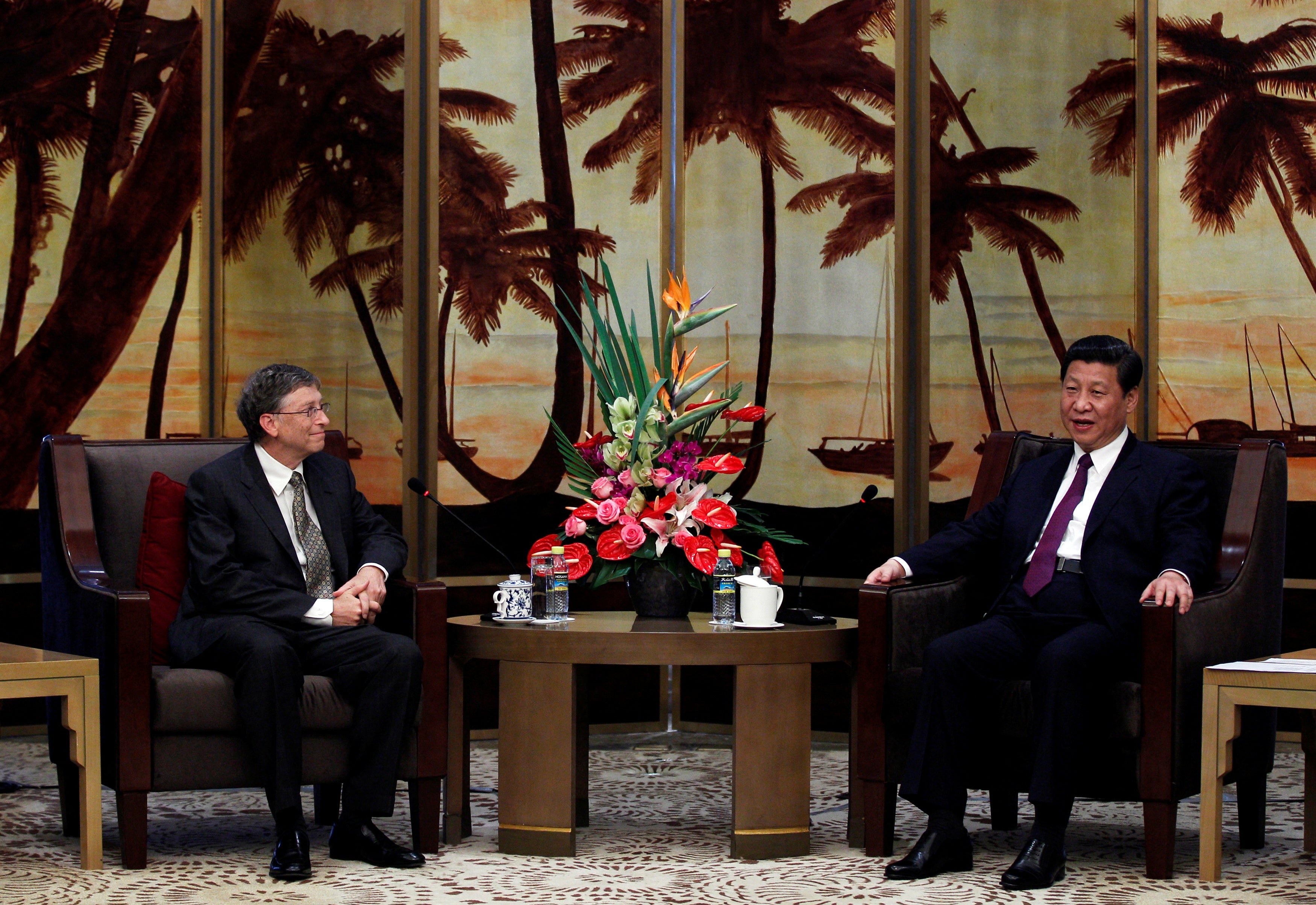 Xi Jinping (R) speaks during a meeting with Gates at the Boao Forum for Asia (BFA) annual conference in Boao town, Hainan province April 8, 2013