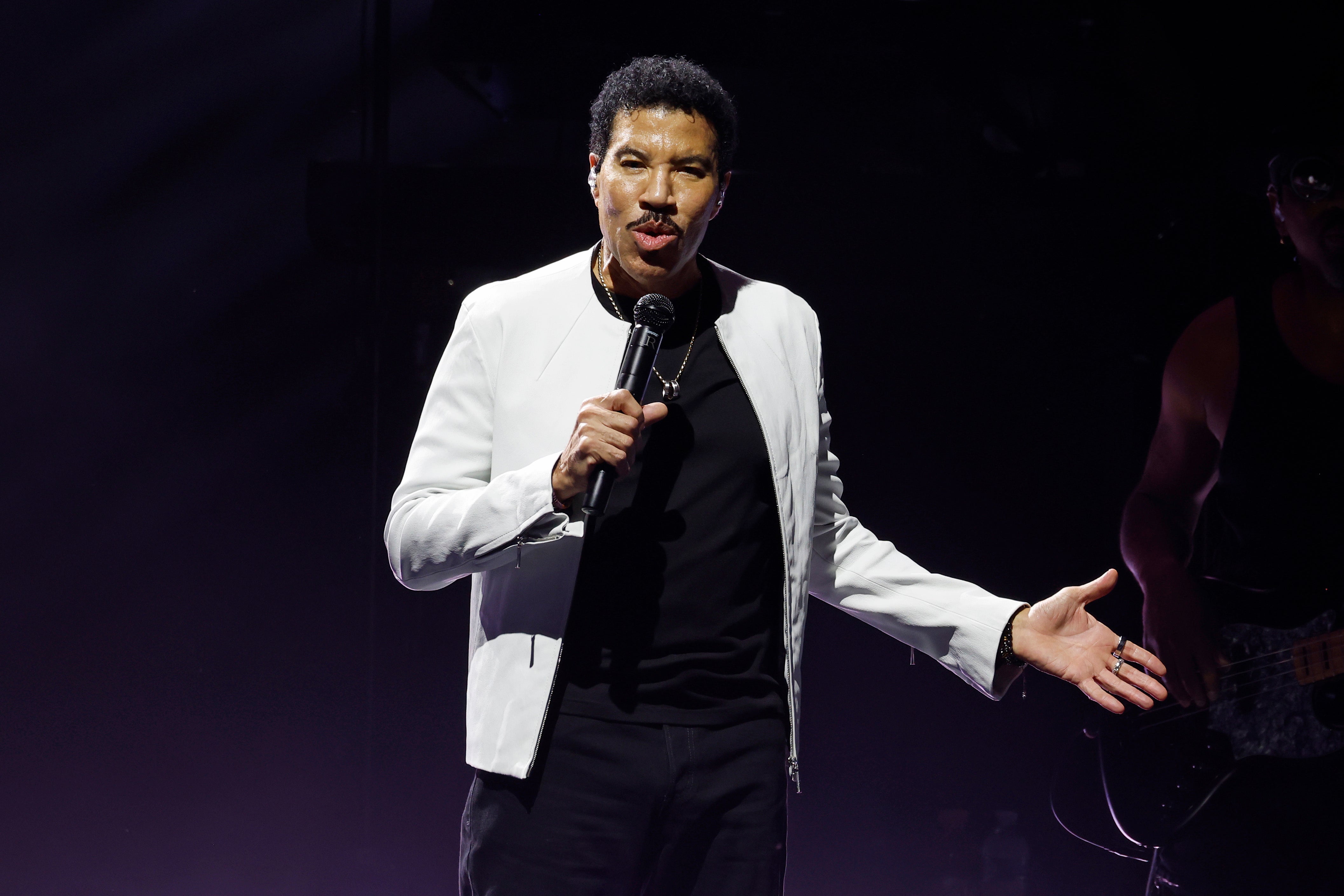 Dehydration warning signs to know after Lionel Richie rushed to ICE