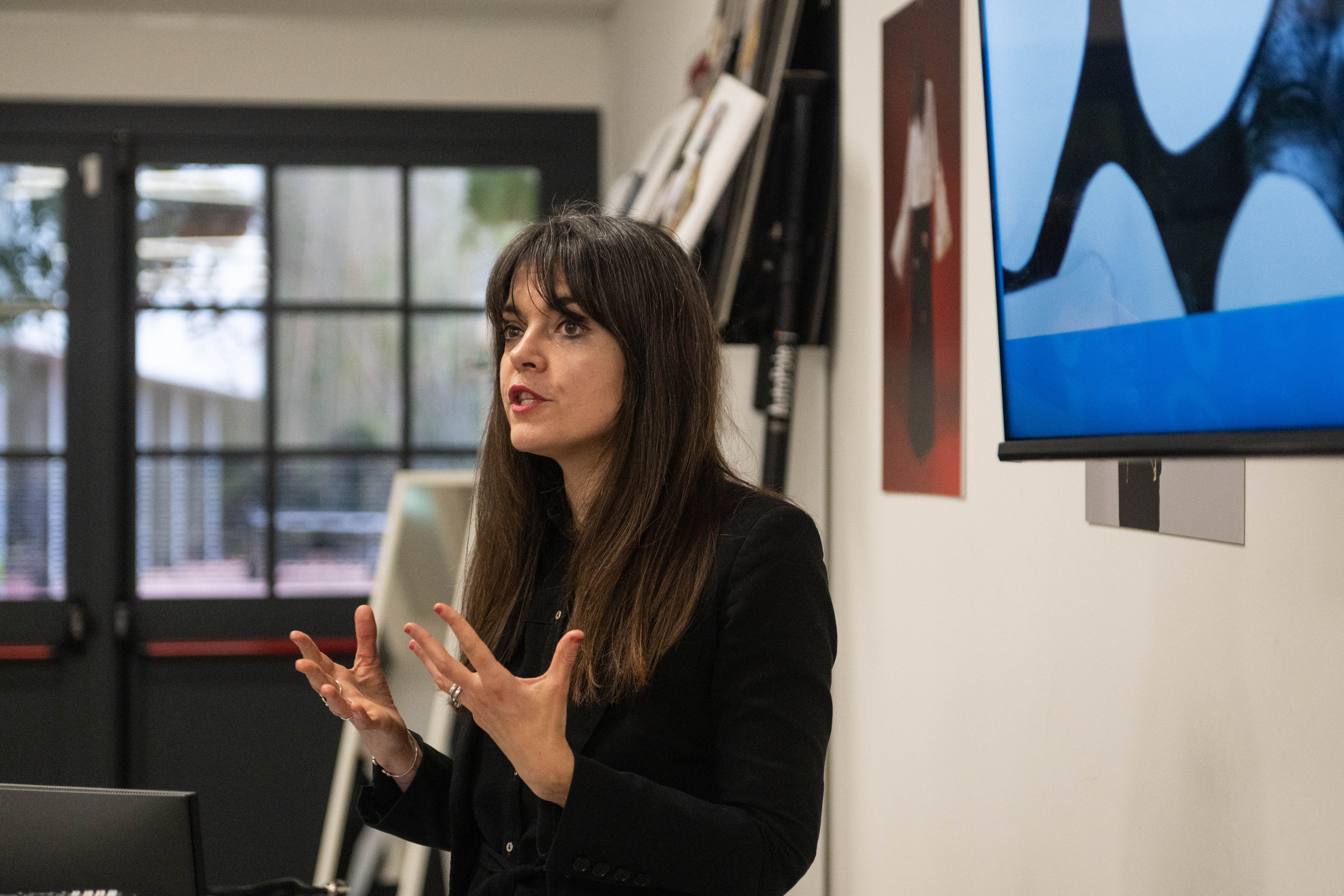 Sascha Camilli delivers PETA’s Change the World With Your Wardrobe lecture at the Rome University of Fine Arts, challenging fashion students to look beyond animal-derived materials and fossil-fuel synthetics.