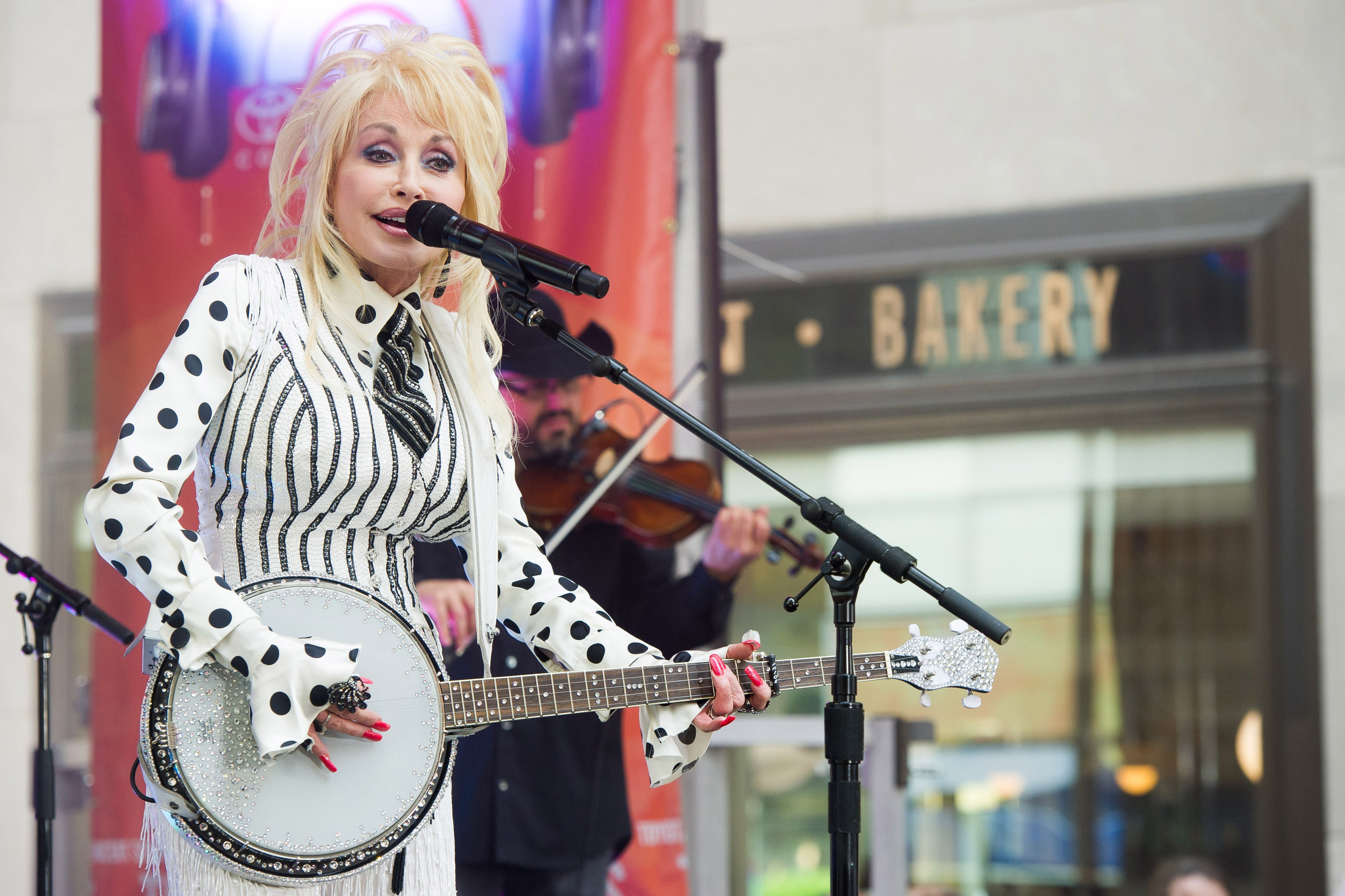 Dolly Parton's sister reveals why family hasn't shared cancer diagnosis