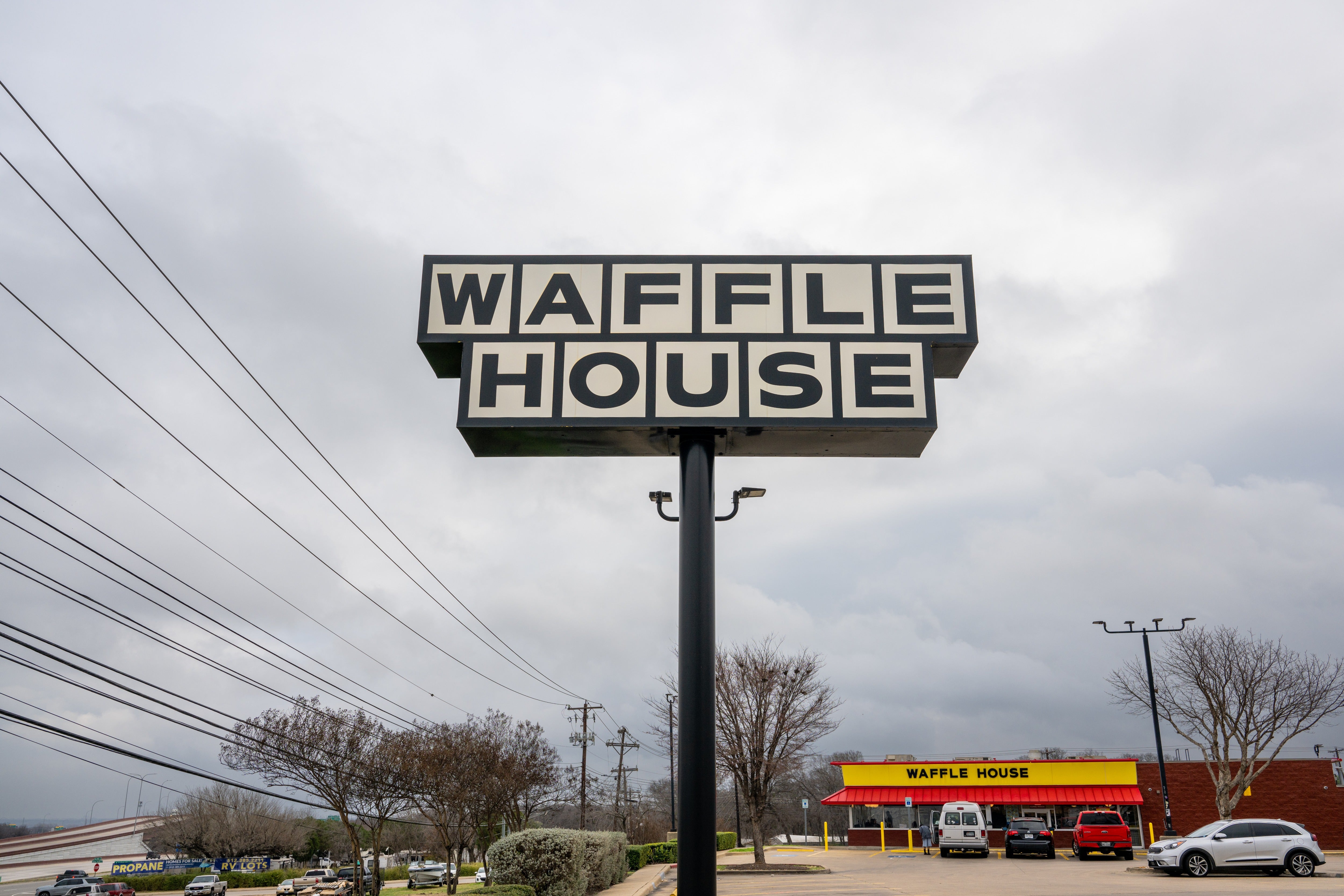 Texas deputy and wife beaten by Waffle House workers in parking spot dispute: lawsuit