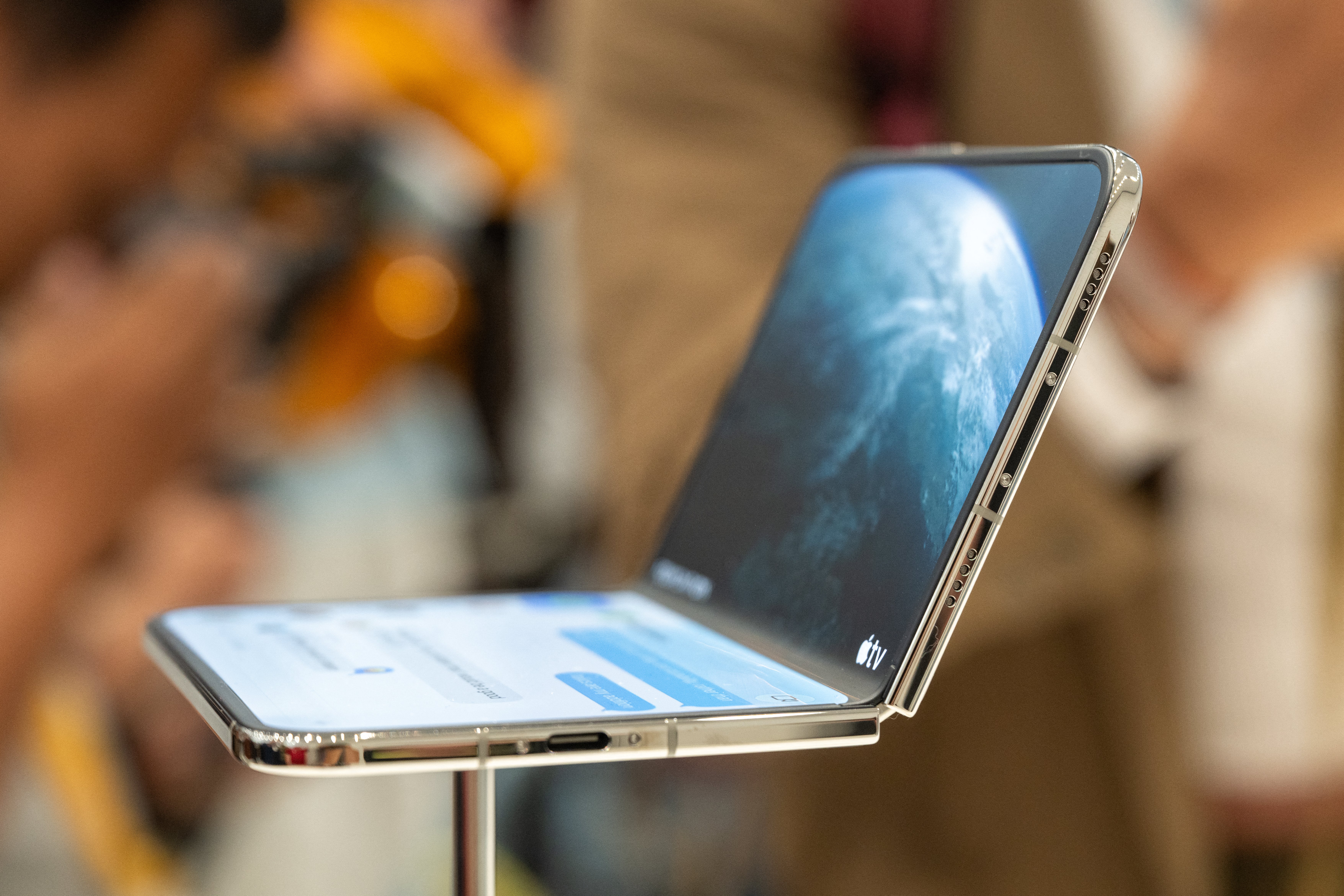 iPhone Duo Orders Slip to January, Revealing Apple's Launch Constraint