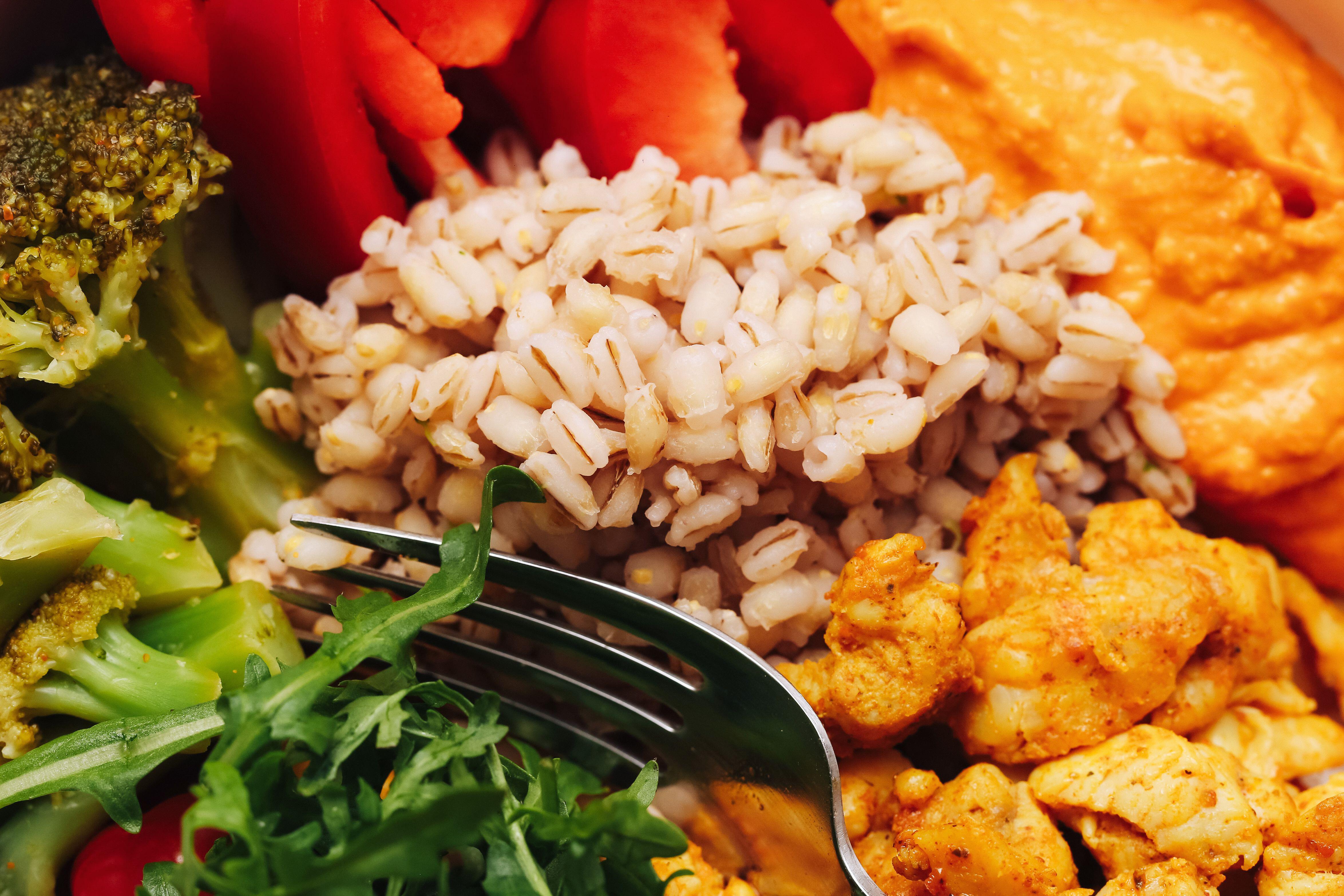 3ET92C5 Healthy meal with bulgur vegetables and grilled chicken. Balanced nutrition background supporting healthy eating diet and wellness lifestyle.